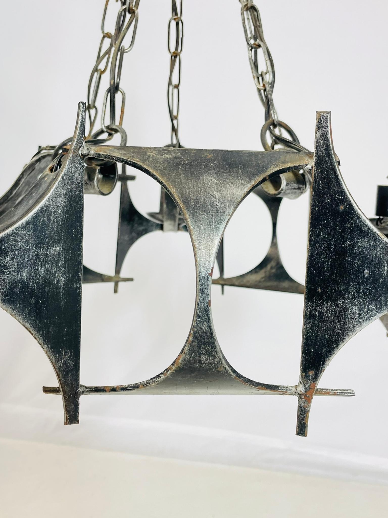 1970s Brutalist Modernist Wrought Iron Chandelier with Geometric Design en Bueno estado para la venta en Los Angeles, CA