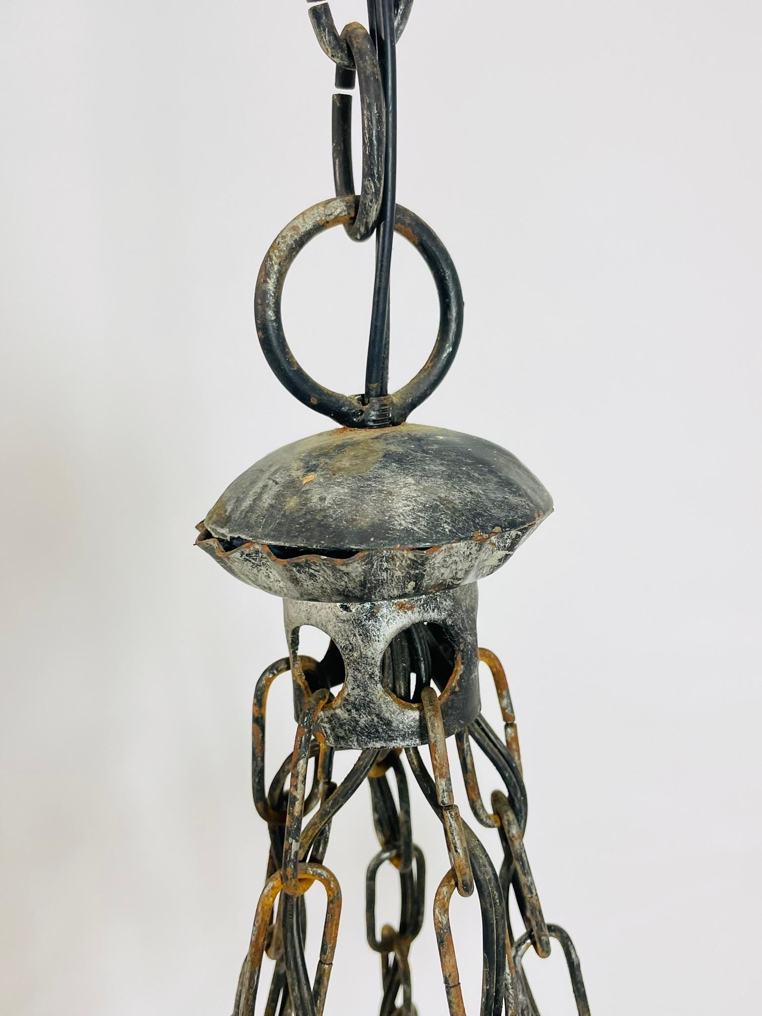 1970s Brutalist Modernist Wrought Iron Chandelier with Geometric Design finales del siglo XX en venta