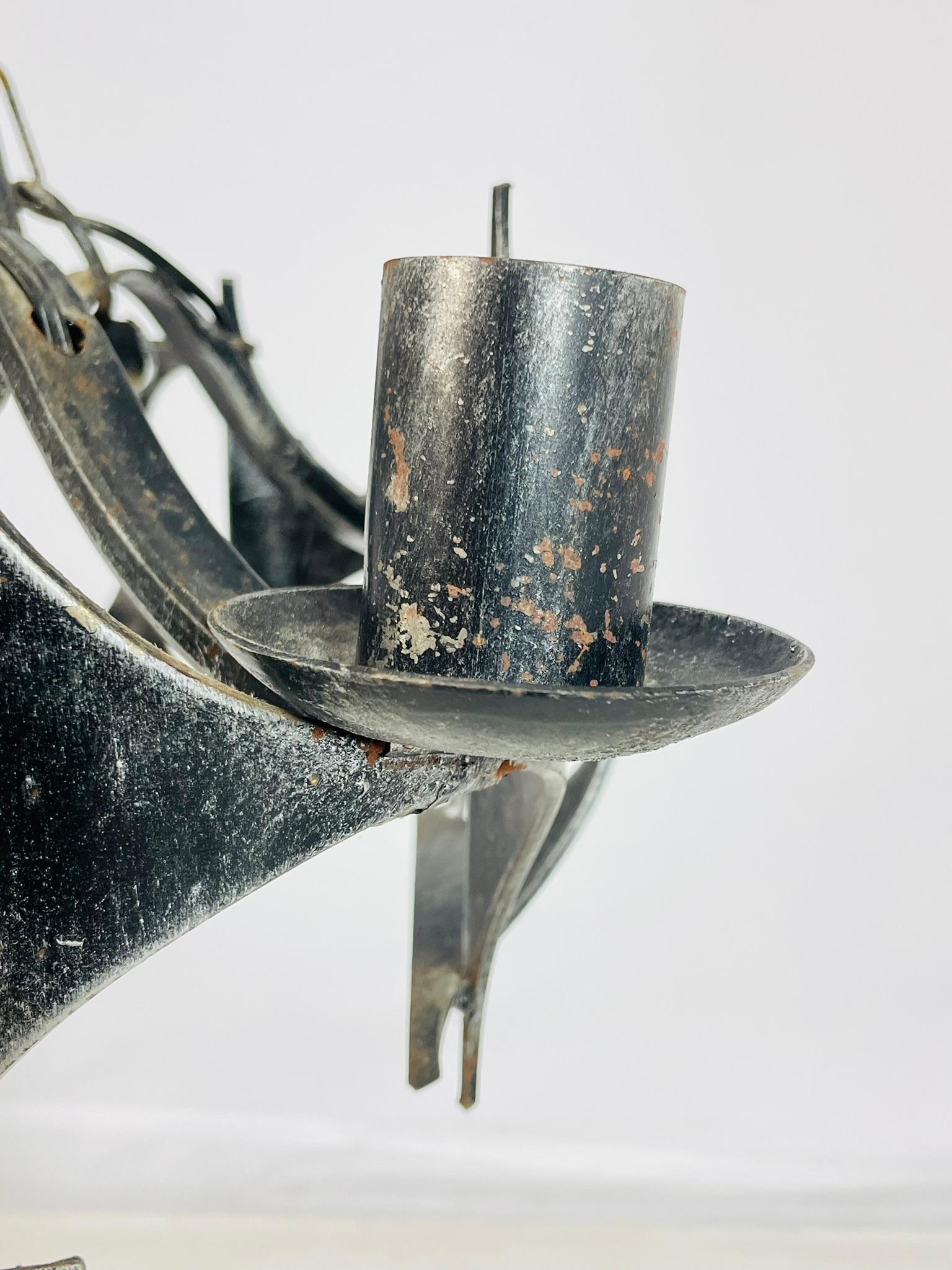 1970s Brutalist Modernist Wrought Iron Chandelier with Geometric Design en venta 1