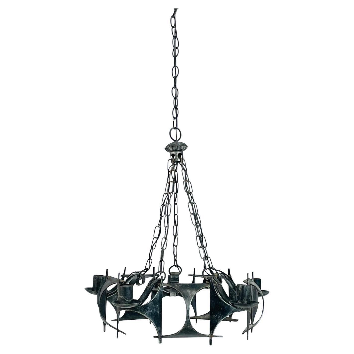 1970s Brutalist Modernist Wrought Iron Chandelier with Geometric Design en venta