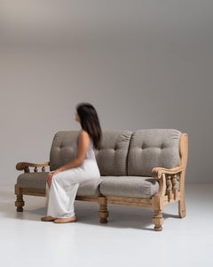 Canapé en chêne de style brutaliste des années 1970, avec coussins gris et structure sculptée