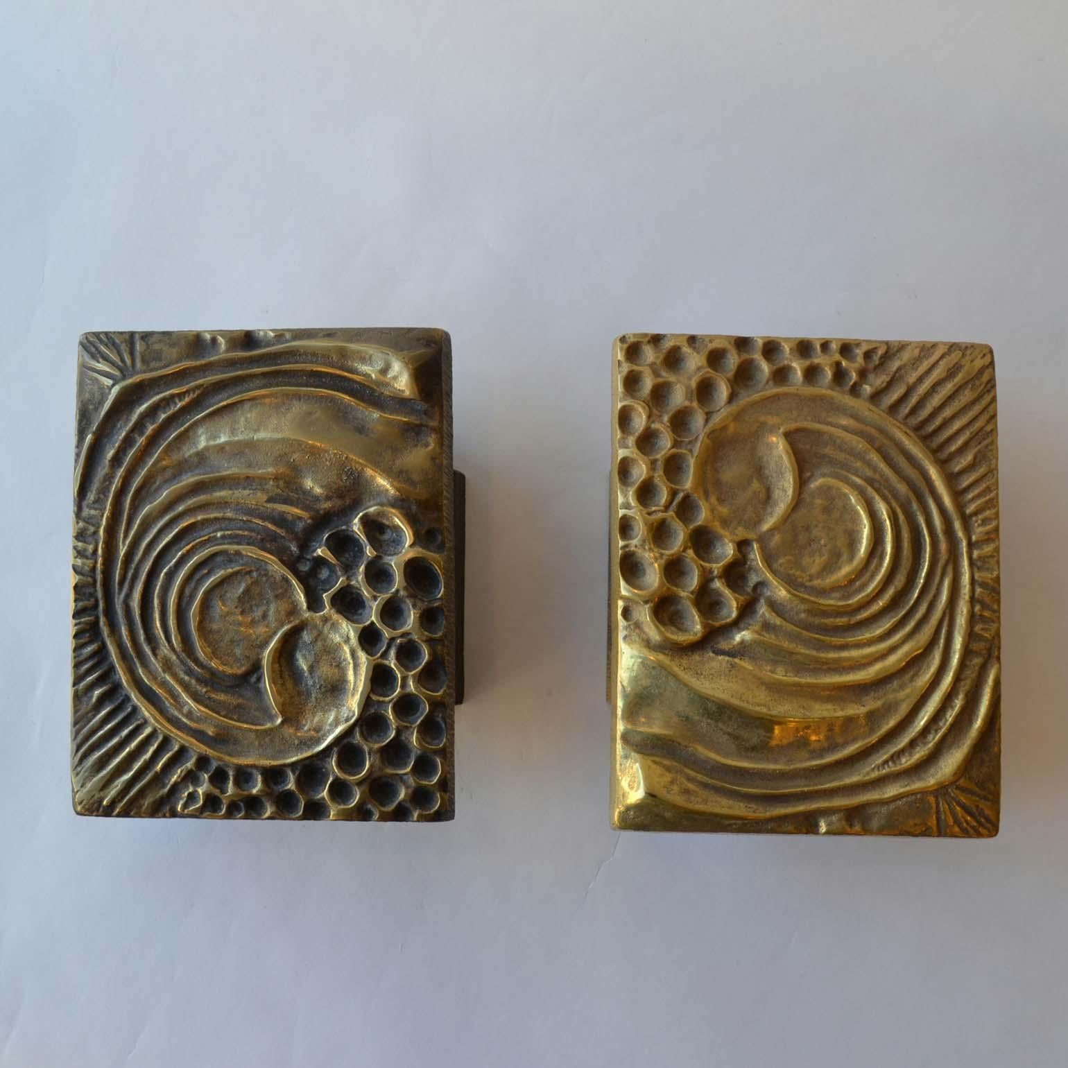 Rectangular pair of push and pull bronze door handles with organic relief for double doors or a single door on both sides.
These door handles were designed in the 1970s for front doors. They are multi purpose and can be used in or outside on doors.