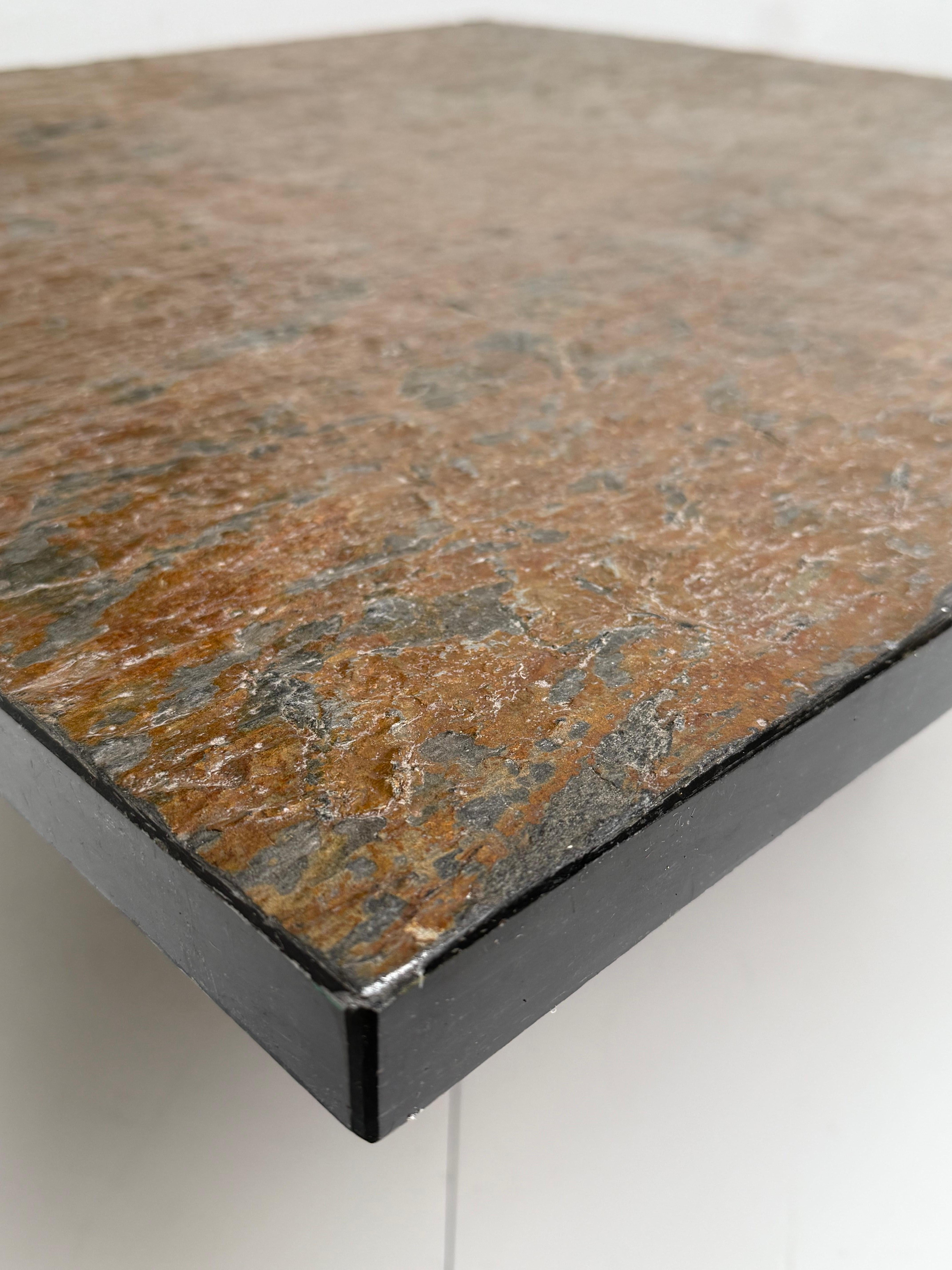 Table à café / table d'appoint Brutalist carrée des années 1970 avec plateau en pierre d'ardoise massive et base en acier en vente 3
