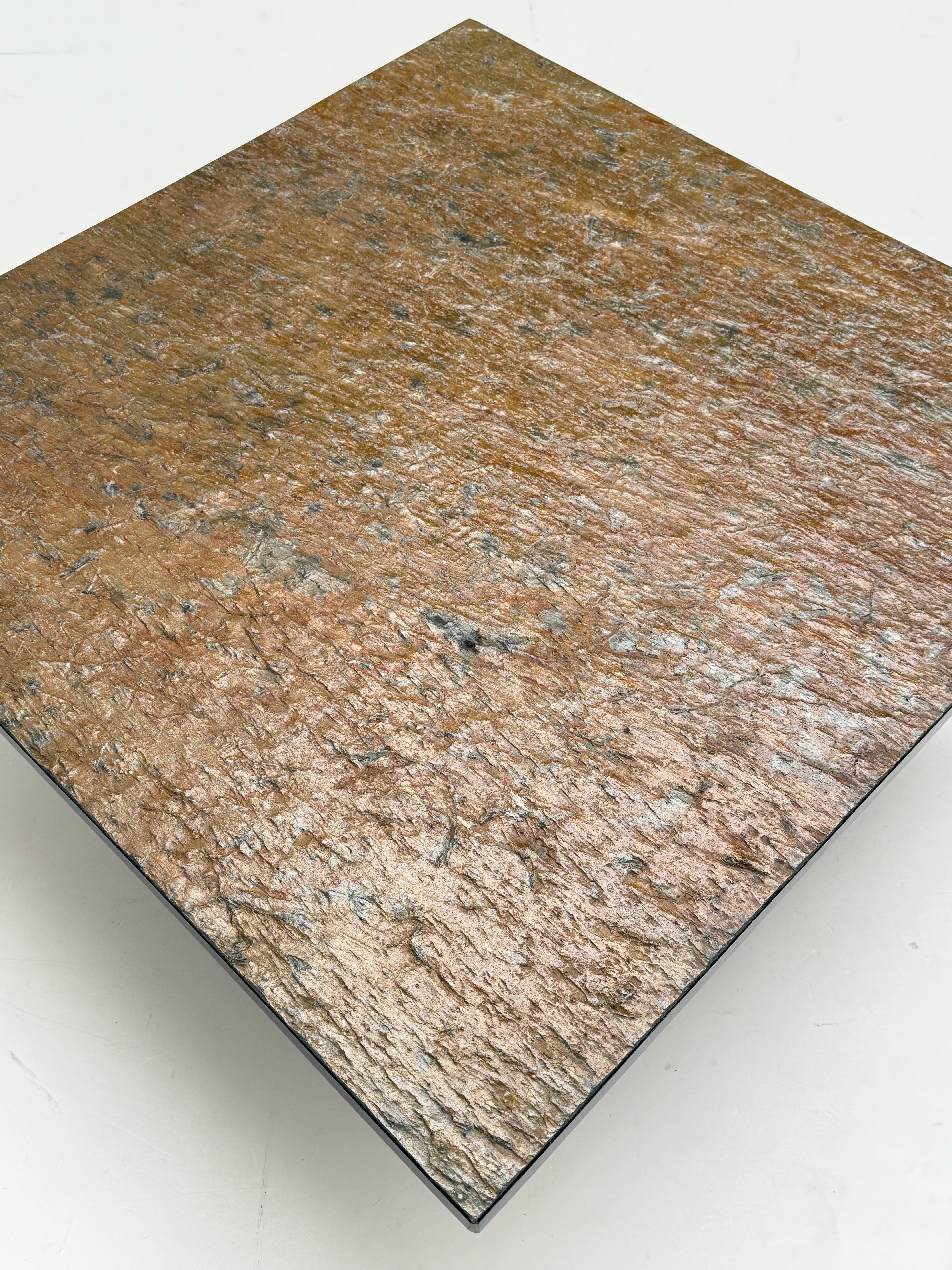 Table à café / table d'appoint Brutalist carrée des années 1970 avec plateau en pierre d'ardoise massive et base en acier en vente 4