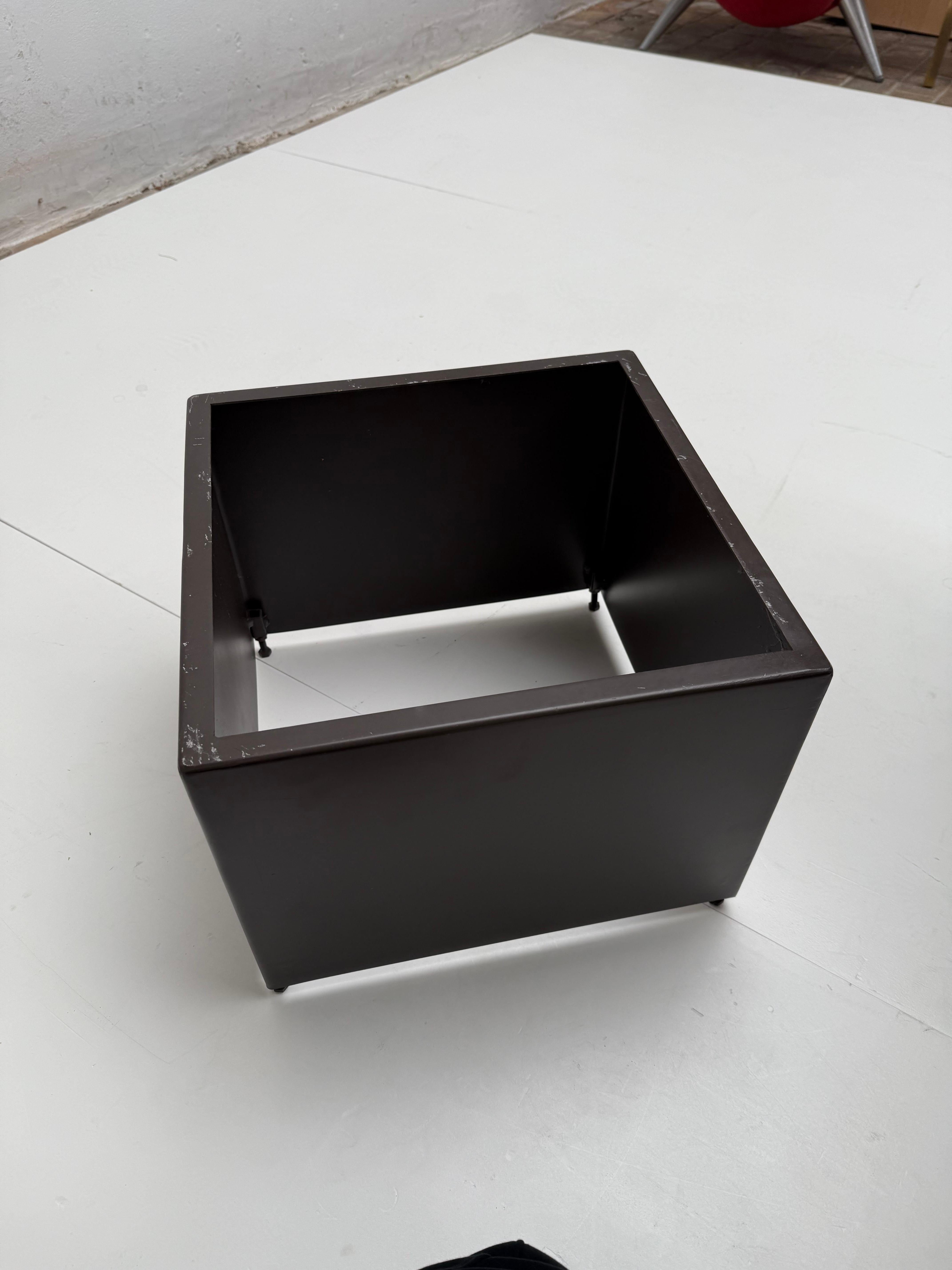 Table à café / table d'appoint Brutalist carrée des années 1970 avec plateau en pierre d'ardoise massive et base en acier en vente 7