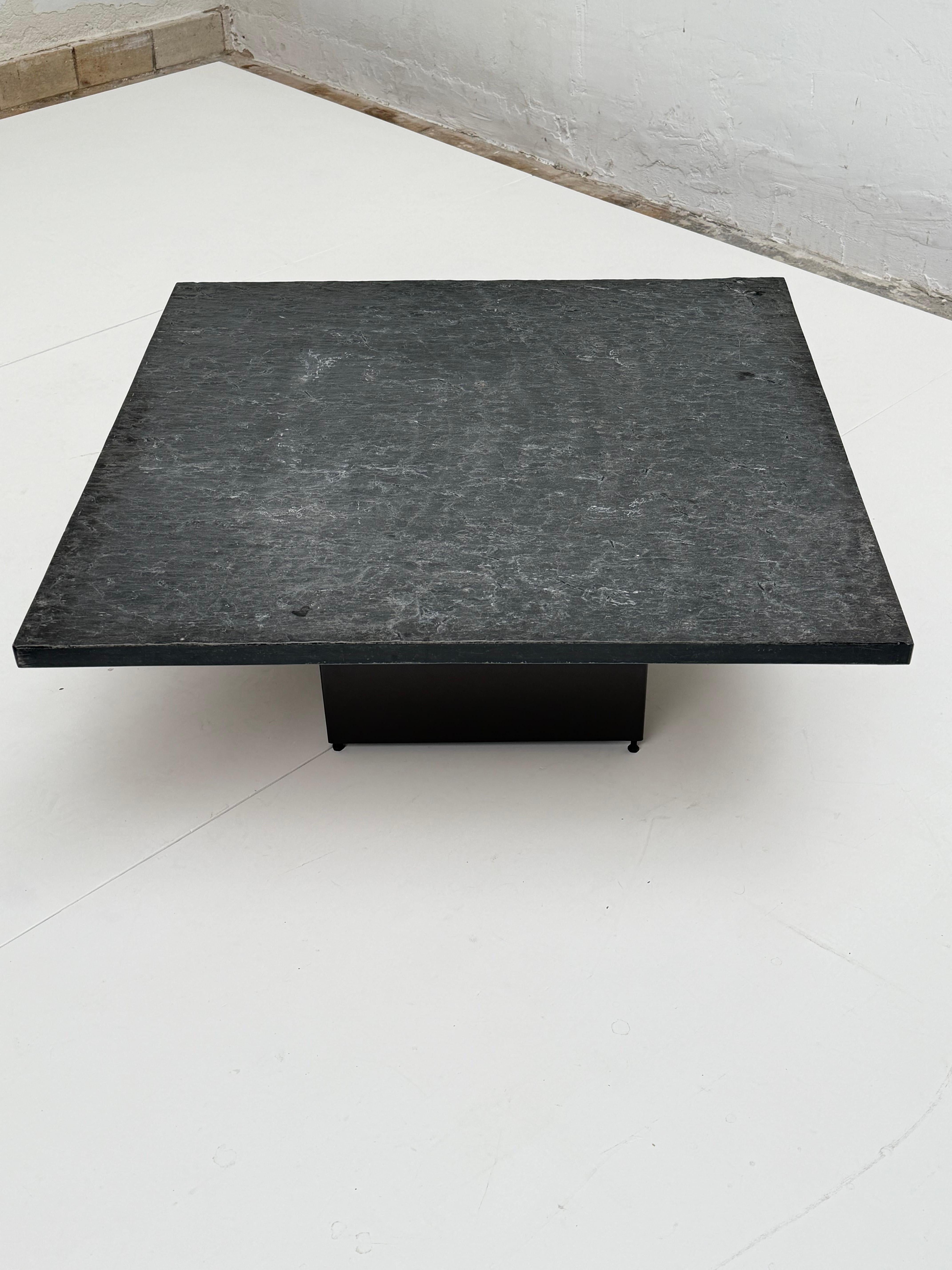 Table à café / table d'appoint Brutalist carrée des années 1970 avec plateau en pierre d'ardoise massive et base en acier en vente 8