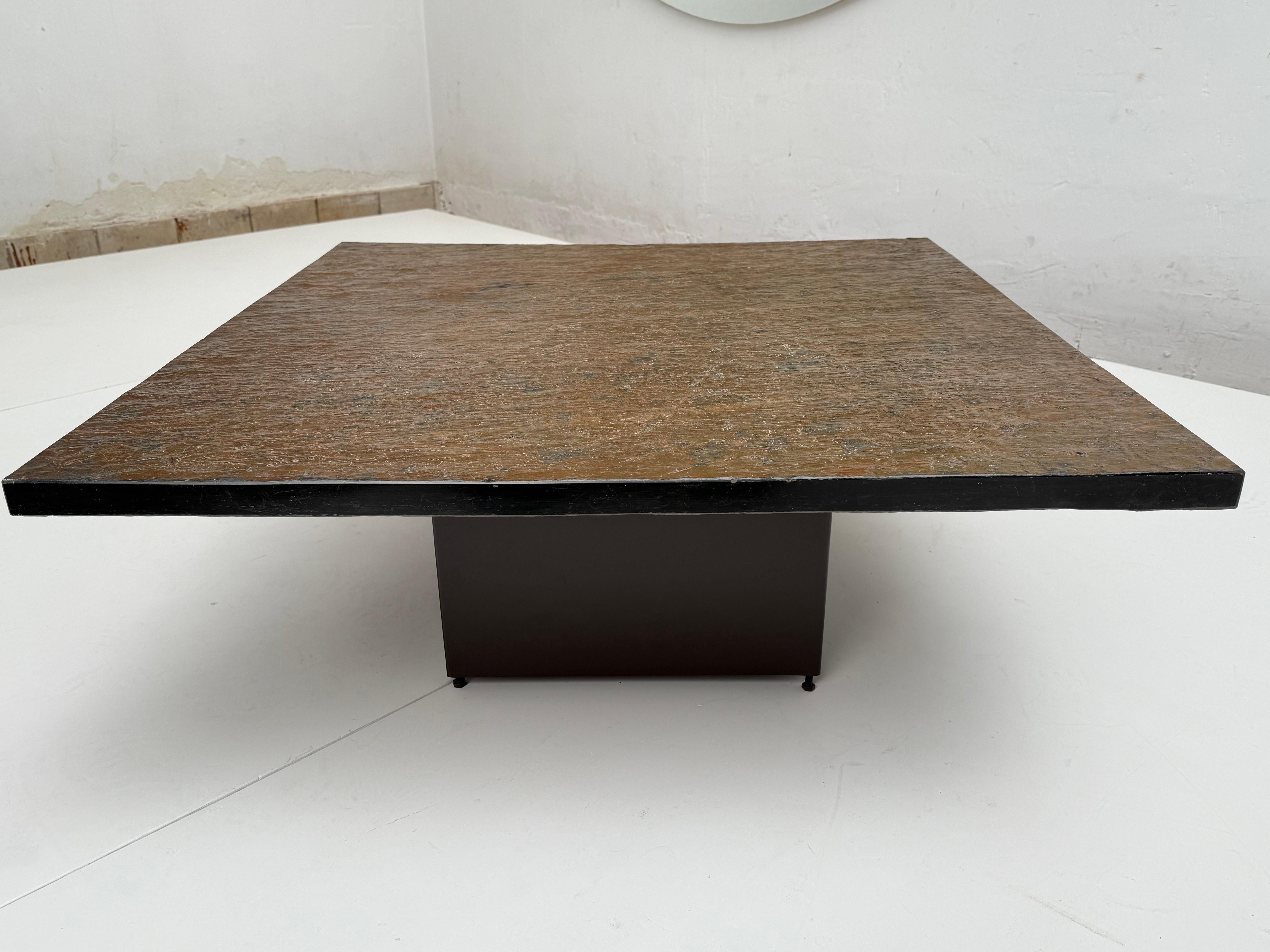 Table basse ou table d'appoint hollandaise brutaliste carrée des années 1970 avec plateau en ardoise massive sur base en acier émaillé marron 

Joli plateau en pierre d'ardoise fossile brun rouille d'aspect organique, taillé dans une plaque épaisse