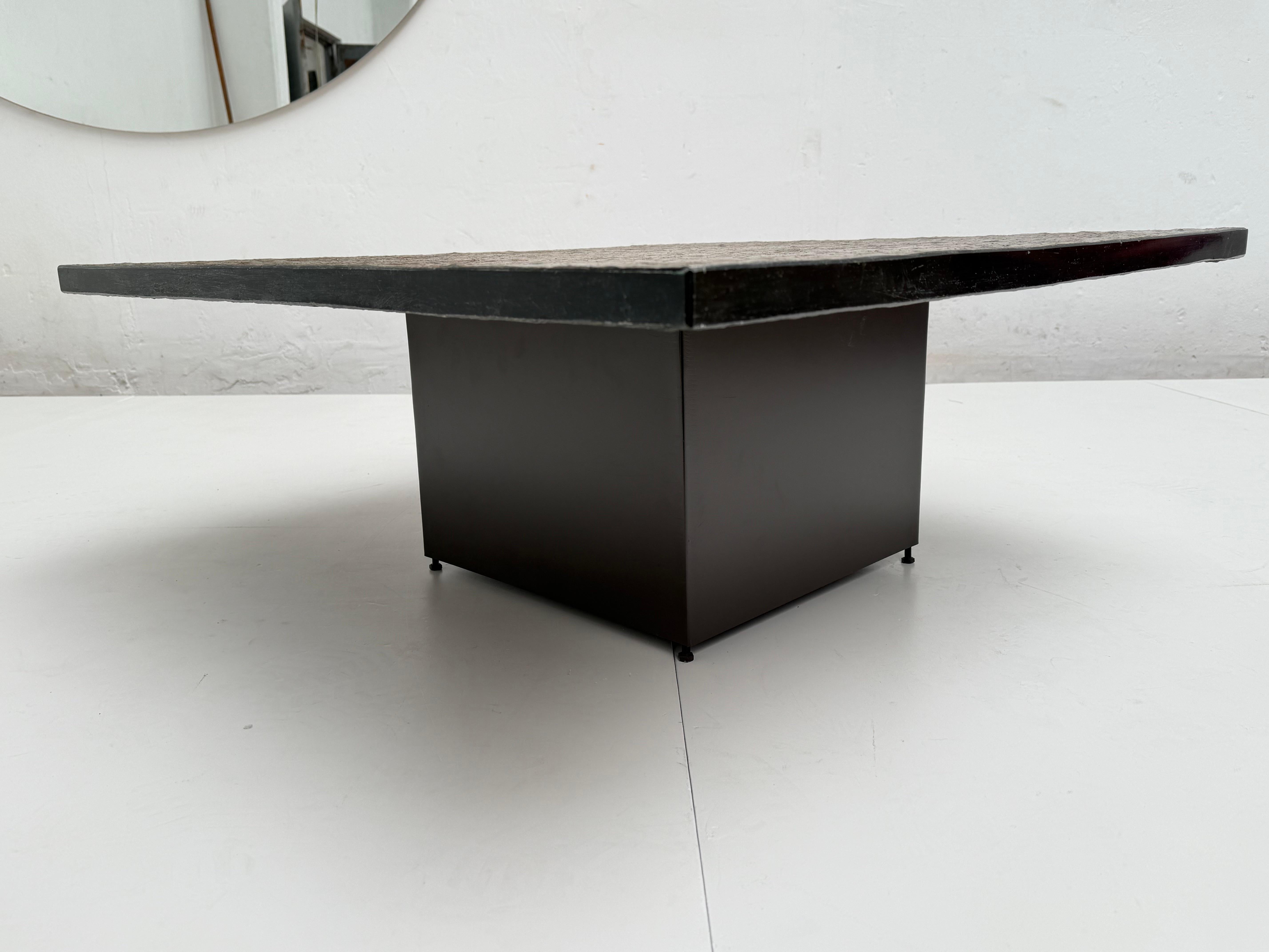 Brutalisme Table à café / table d'appoint Brutalist carrée des années 1970 avec plateau en pierre d'ardoise massive et base en acier en vente