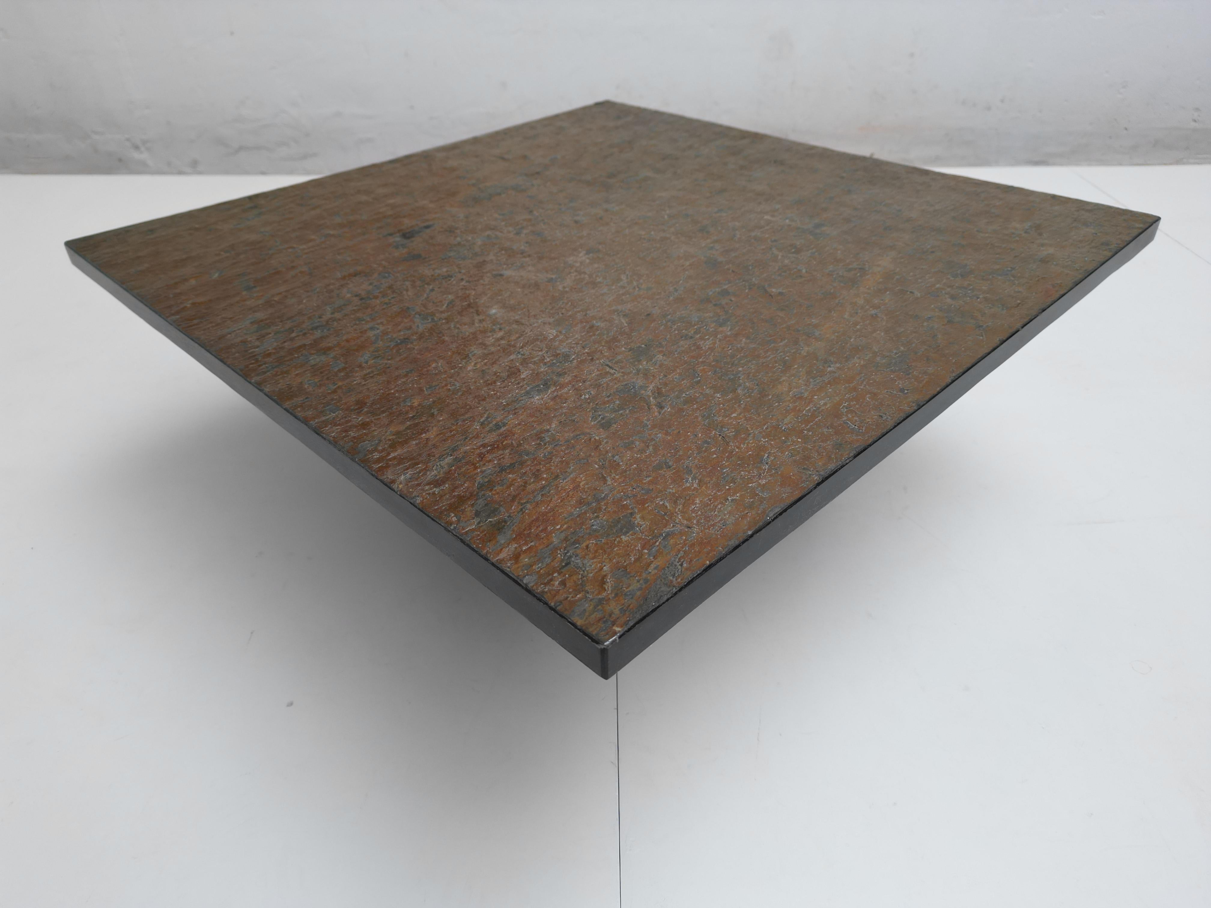 Néerlandais Table à café / table d'appoint Brutalist carrée des années 1970 avec plateau en pierre d'ardoise massive et base en acier en vente
