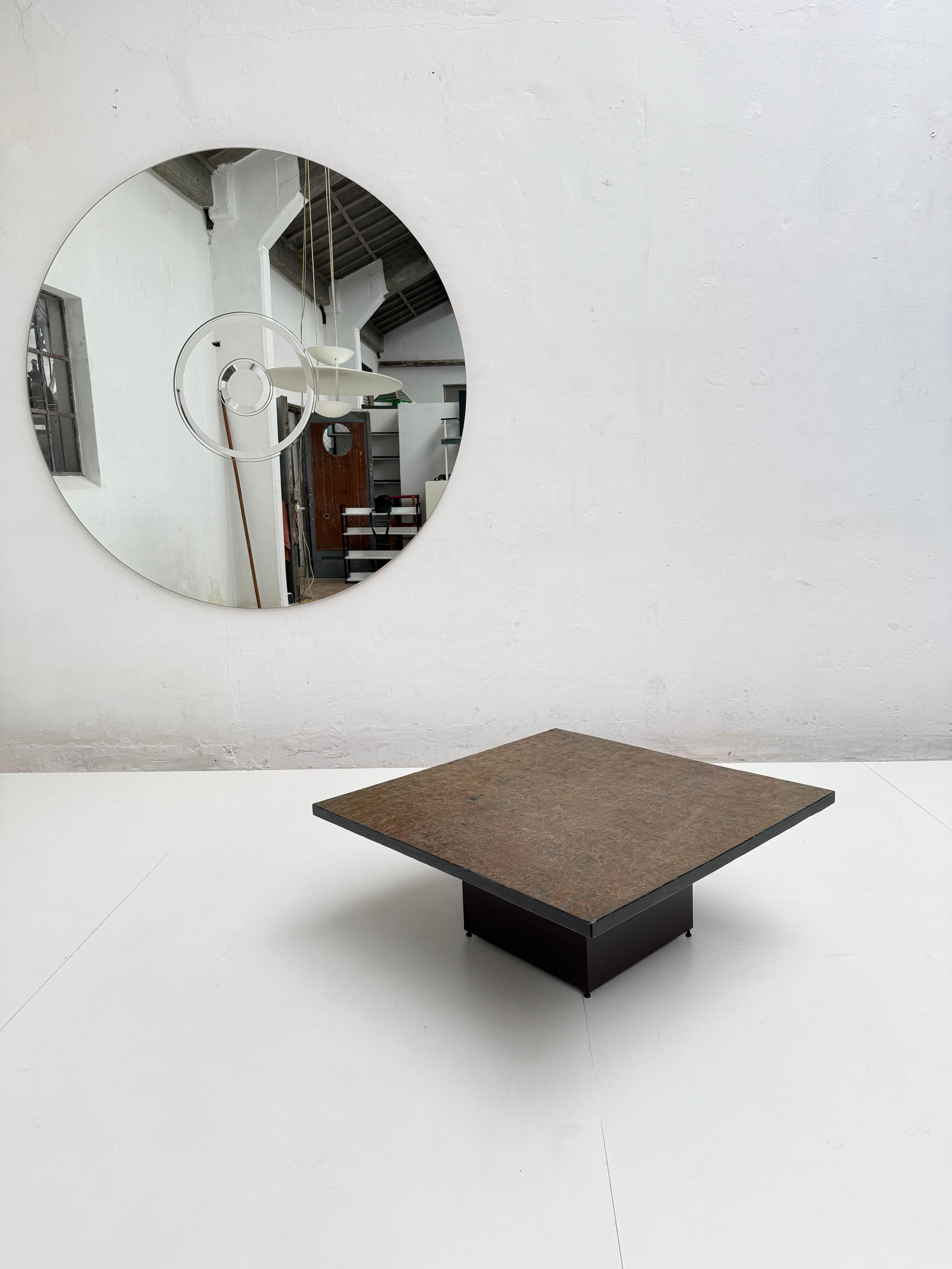 Fin du 20e siècle Table à café / table d'appoint Brutalist carrée des années 1970 avec plateau en pierre d'ardoise massive et base en acier en vente