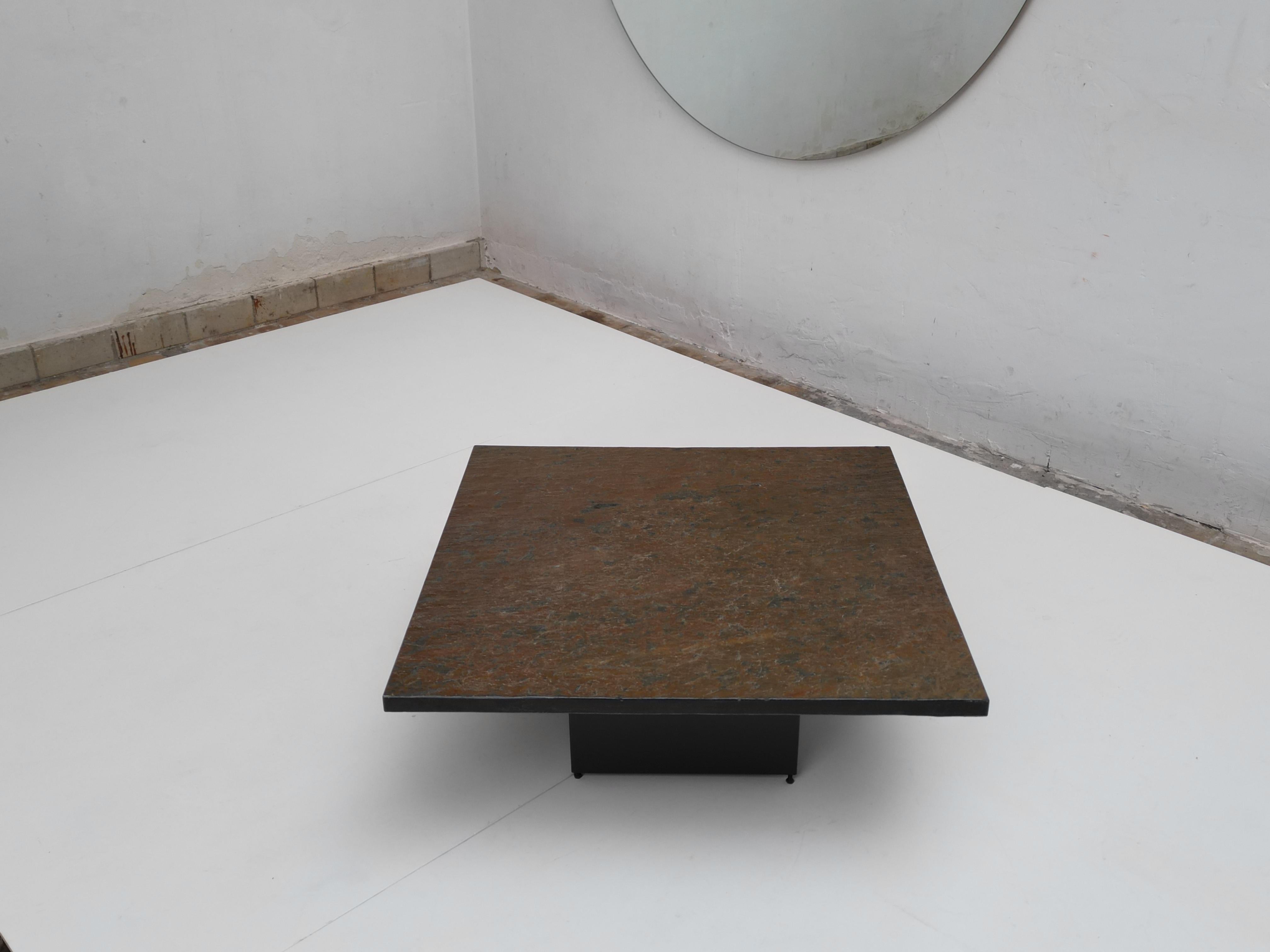 Acier Table à café / table d'appoint Brutalist carrée des années 1970 avec plateau en pierre d'ardoise massive et base en acier en vente