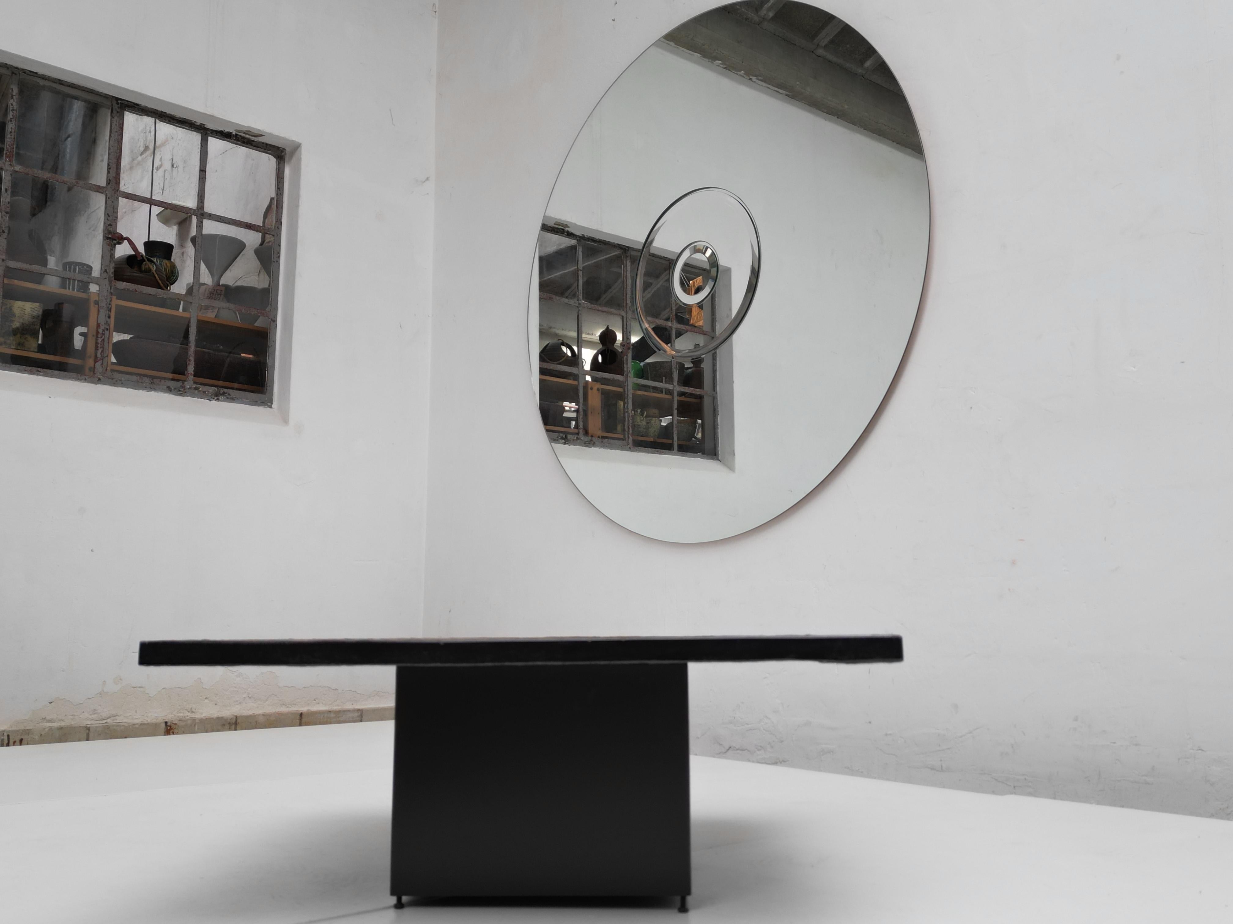 Table à café / table d'appoint Brutalist carrée des années 1970 avec plateau en pierre d'ardoise massive et base en acier en vente 1