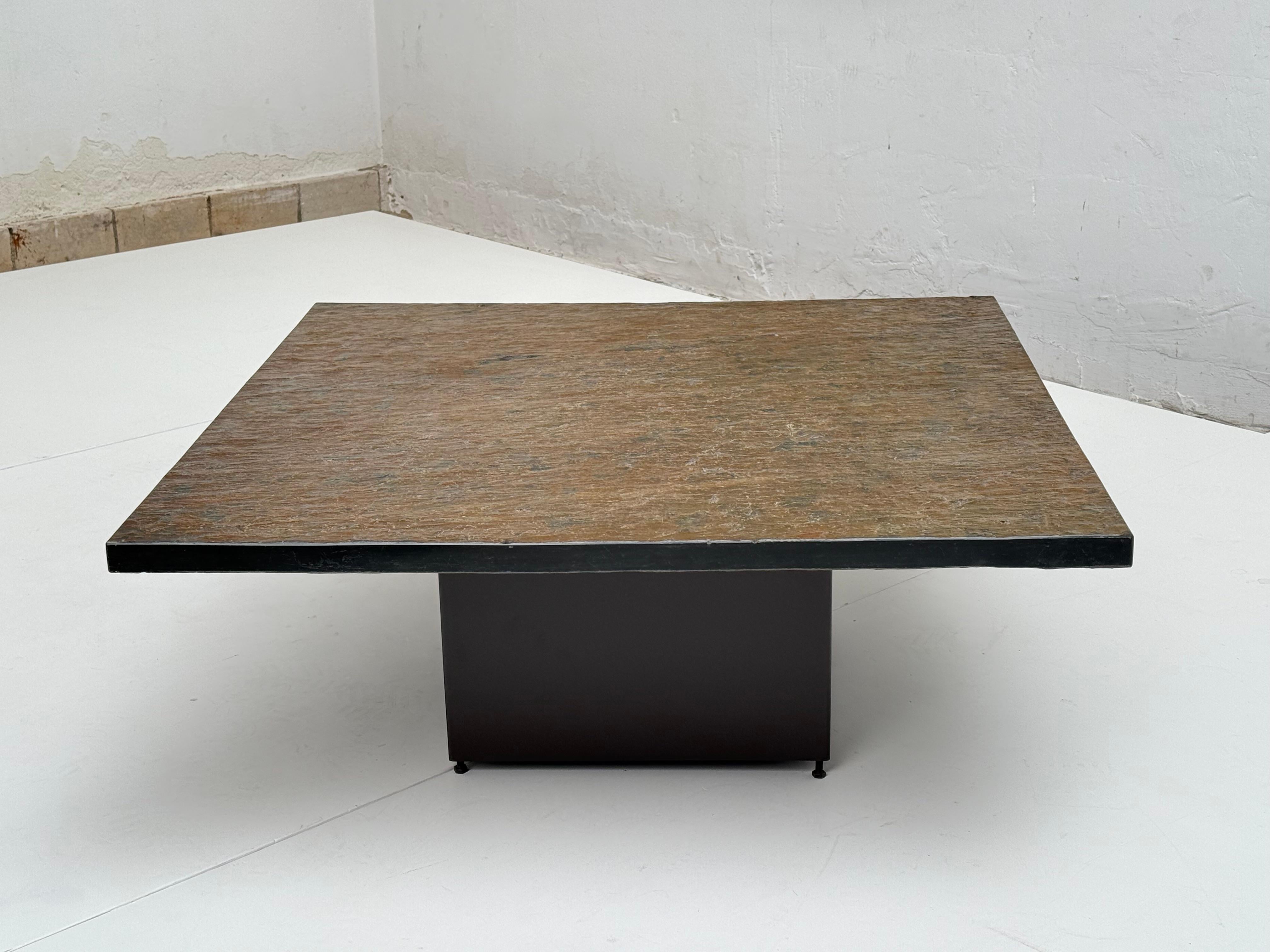 Table à café / table d'appoint Brutalist carrée des années 1970 avec plateau en pierre d'ardoise massive et base en acier en vente 2