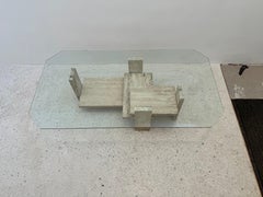 Table basse brutaliste en travertin et verre des années 1970 par Willy Ballez, Belgique