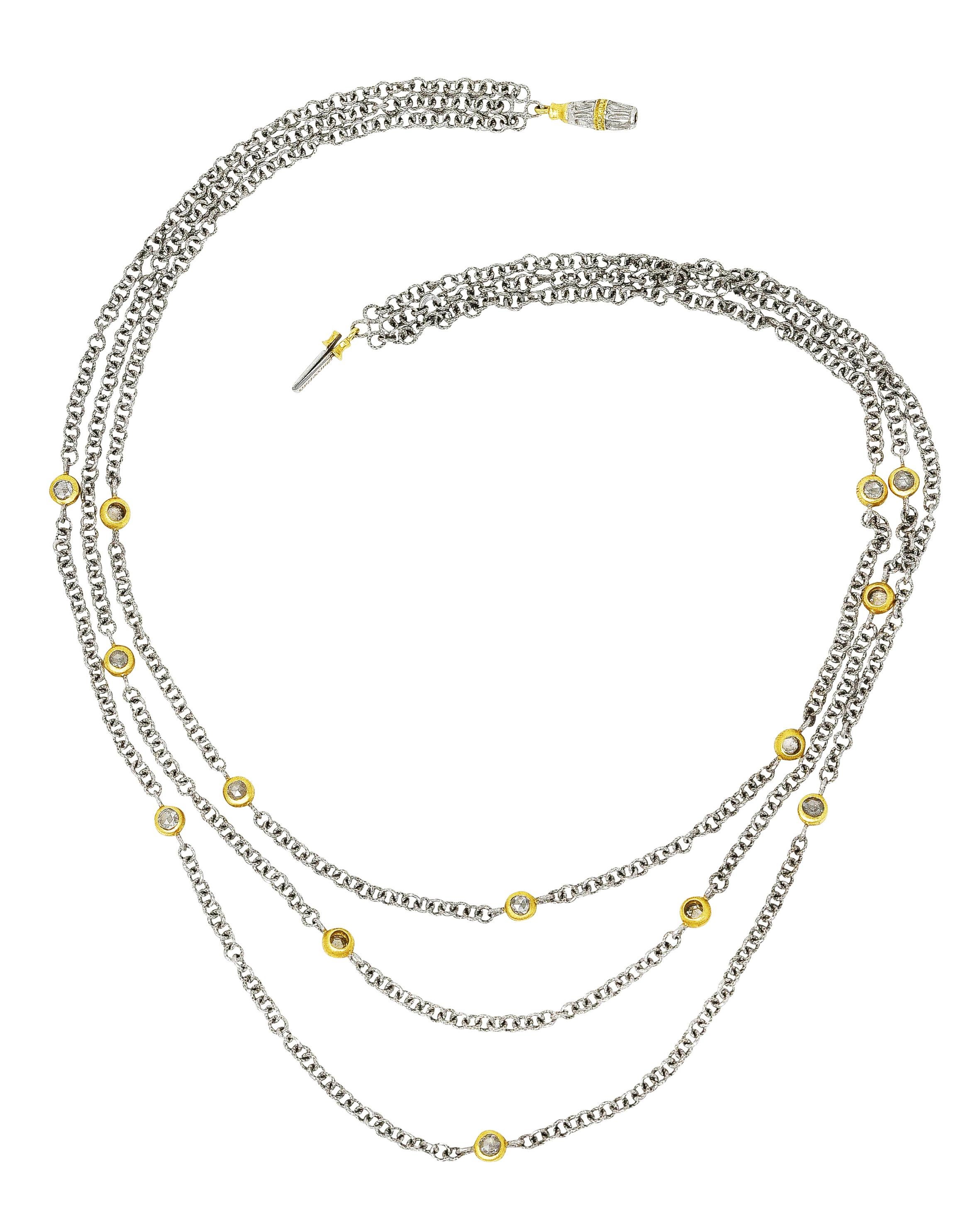 Die mehrreihige Halskette besteht aus drei geflochtenen Weißgoldketten mit strukturierten runden Gliedern. Intermittierende Stationen aus Gelbgold, besetzt mit Diamanten im Rosenschliff. Das Gesamtgewicht beträgt etwa 0,50 Karat - die Qualität