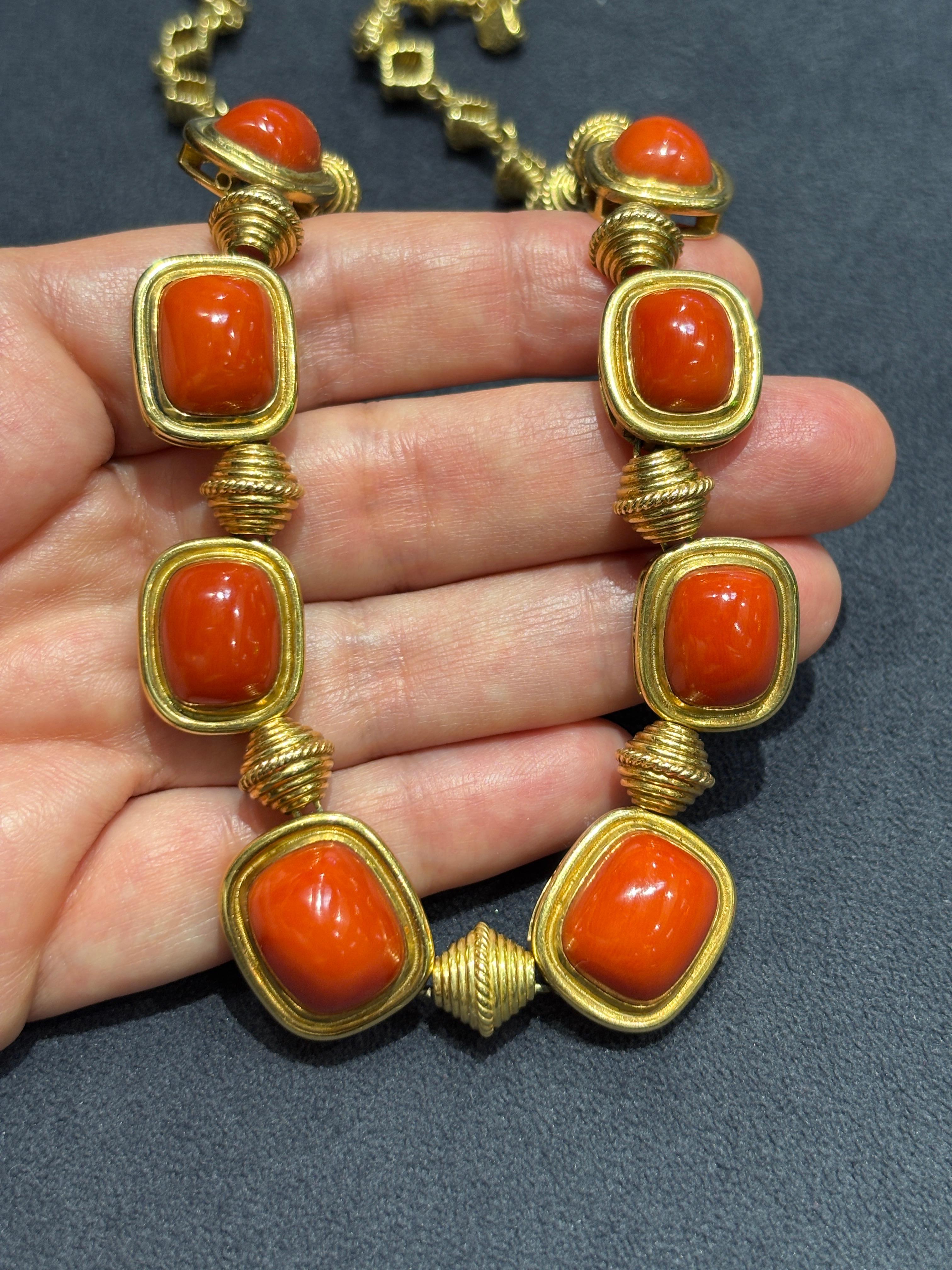 Questa straordinaria collana di Bulgari in oro giallo 18k e corallo risale agli anni '70. È un pezzo notevole che può essere indossato sia di giorno che di sera. L'oro giallo si abbina perfettamente al colore intenso dei coralli.