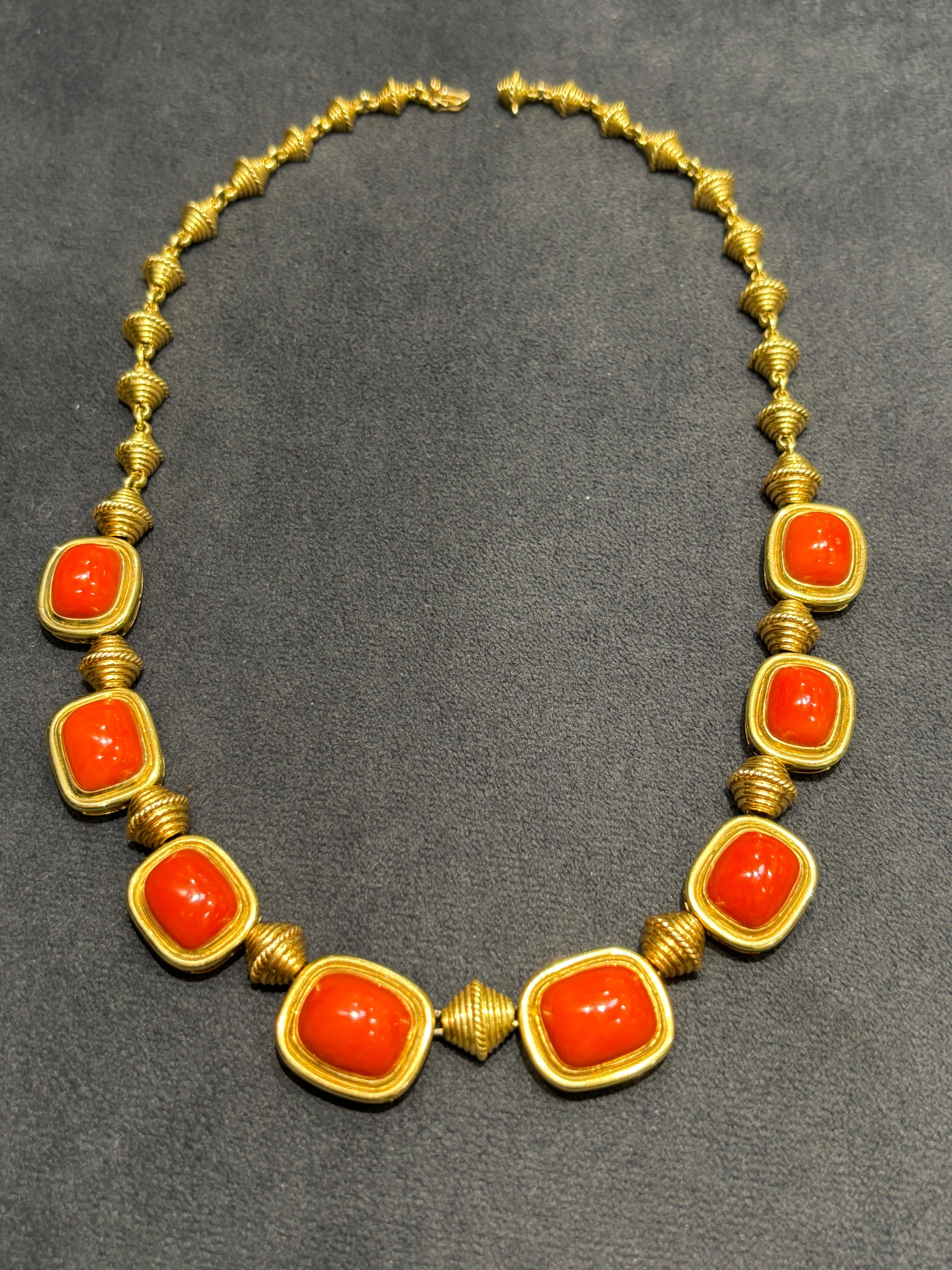 Taglio cuscino Collana Bulgari anni '70 in oro 18k e corallo in vendita