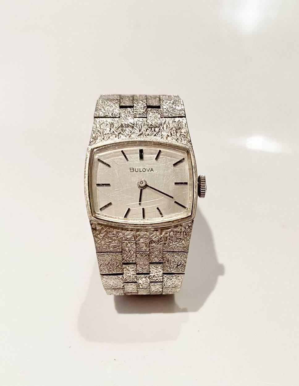 A testimony of the 1970s, Bulova 17 jewels dress watch, silver tone mesh metal, original box 

Condition: 1970s, vintage, very good, some sign of wear on glass as shown in pictures 

Strap length: approximately 20cm/7.8in long 

Features:

Strap
