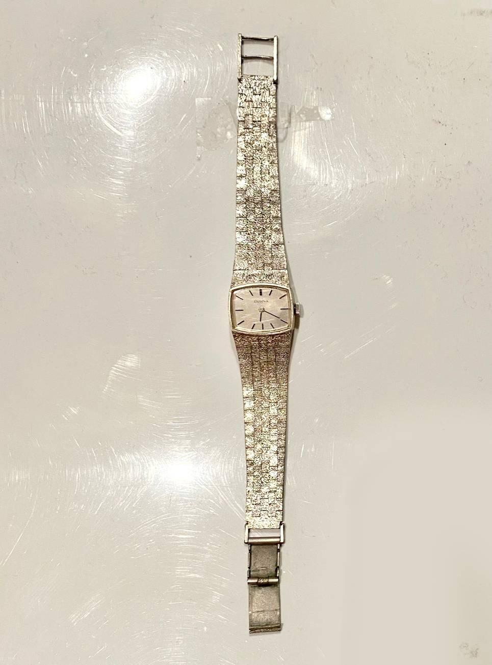 Bulova: Silberne Mesh-Metall-Kleiduhr, 1970er Jahre  für Damen oder Herren im Angebot