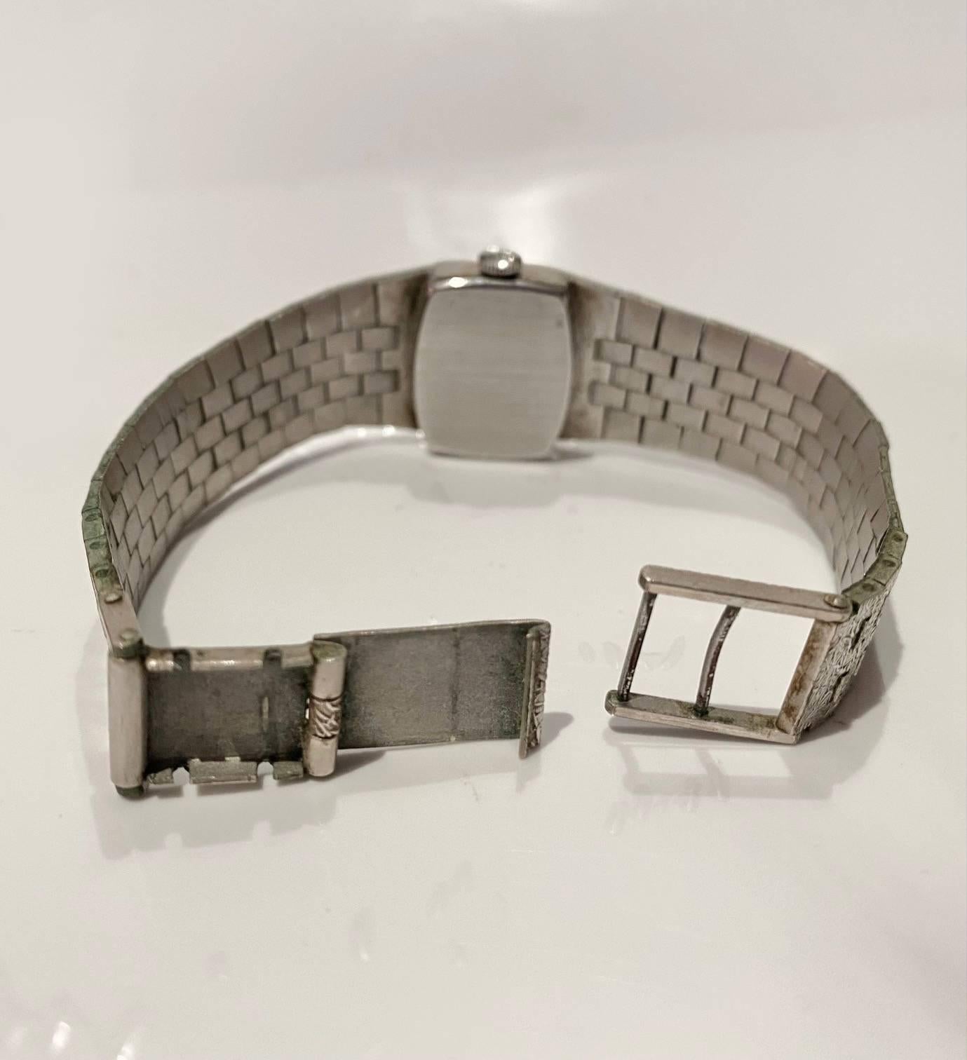 1970s Bulova Silver Mesh Metal Dress Watch  In Good Condition For Sale In London, GB