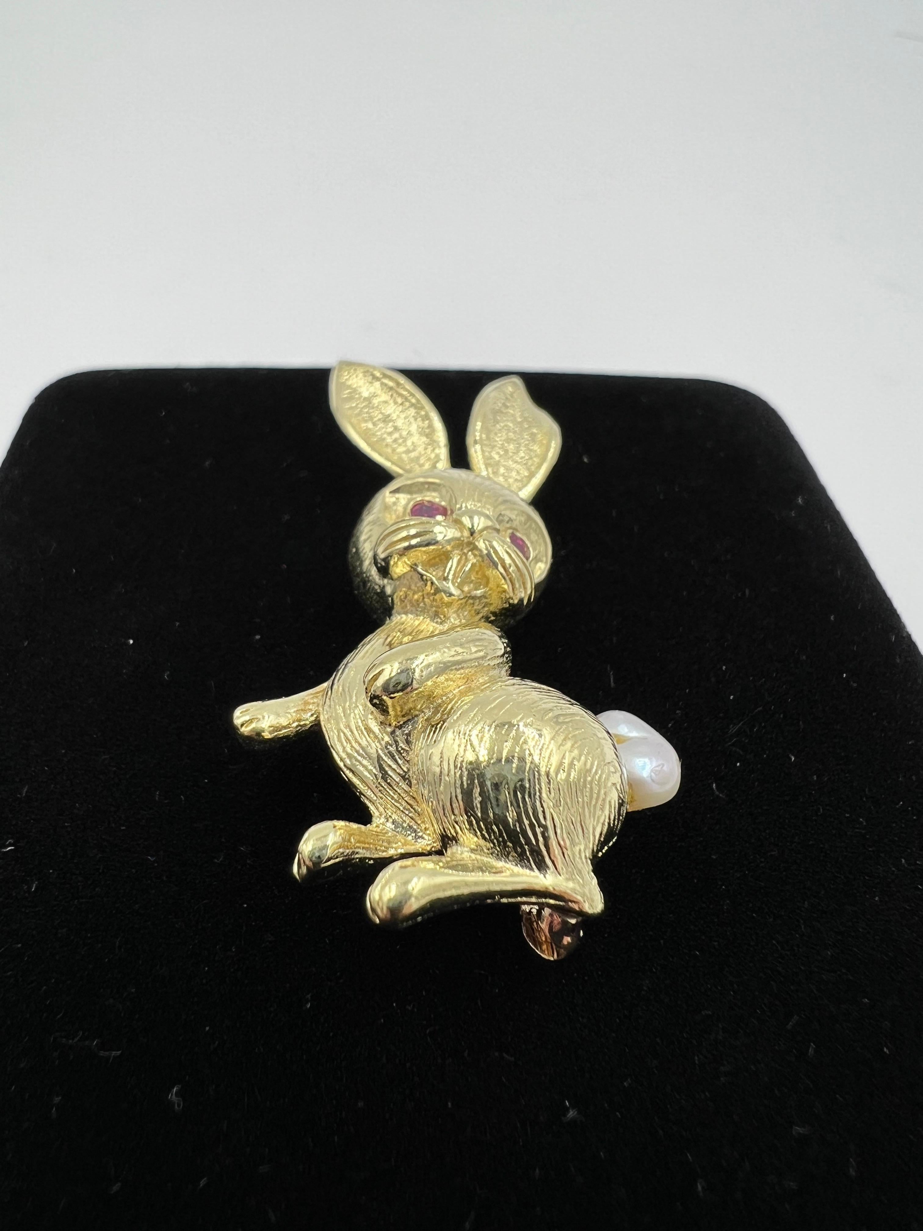 1970s Bunny Rabbit 14k yellow gold brooch.

The 1970s marked a significant era in jewelry design, characterized by bold aesthetics and playful motifs. Among these, the bunny rabbit brooch adorned with ruby eyes, a pearl tail, and crafted from 14K