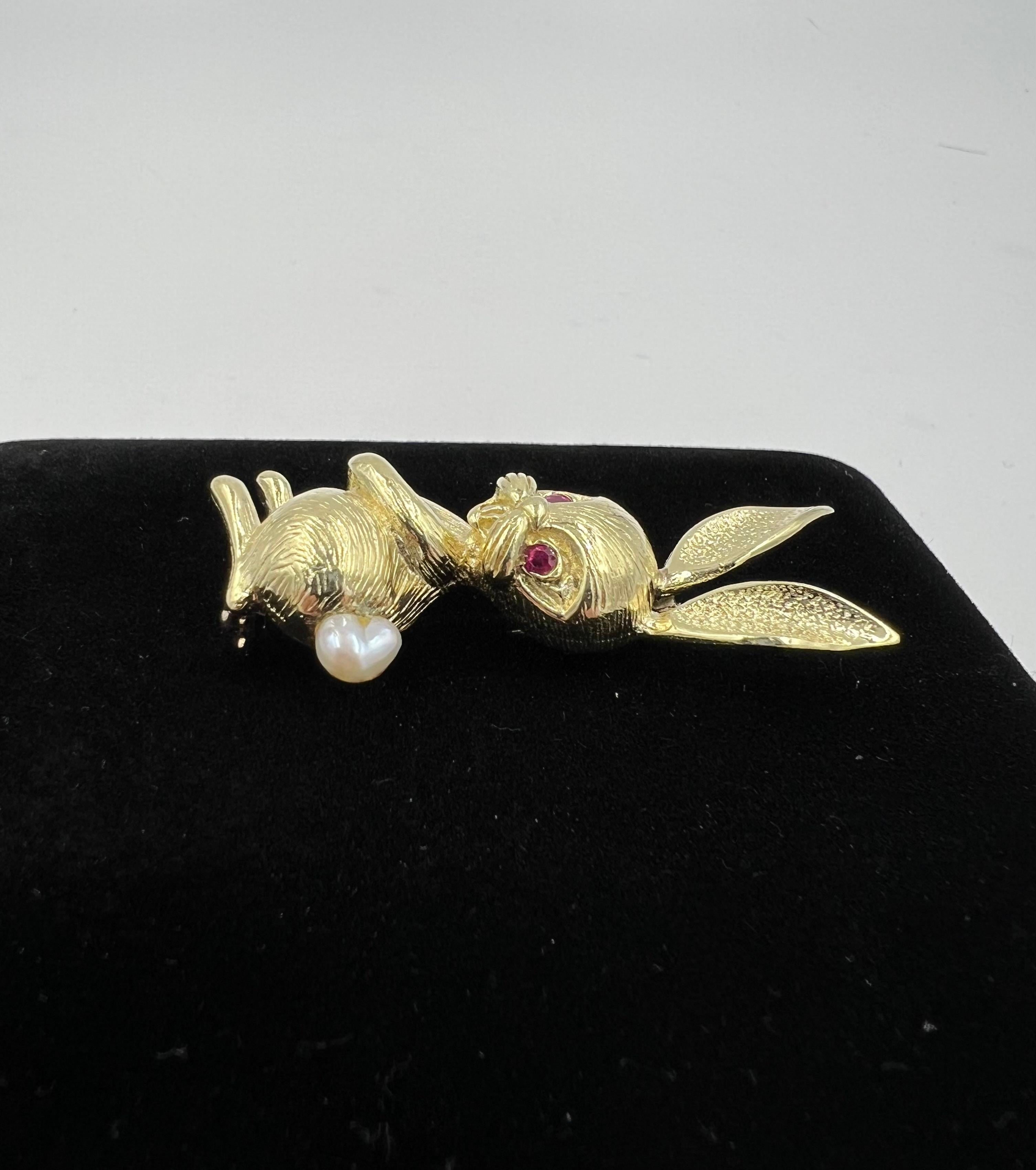 Round Cut 1970s Bunny Rabbit Yellow Gold Brooch For Sale