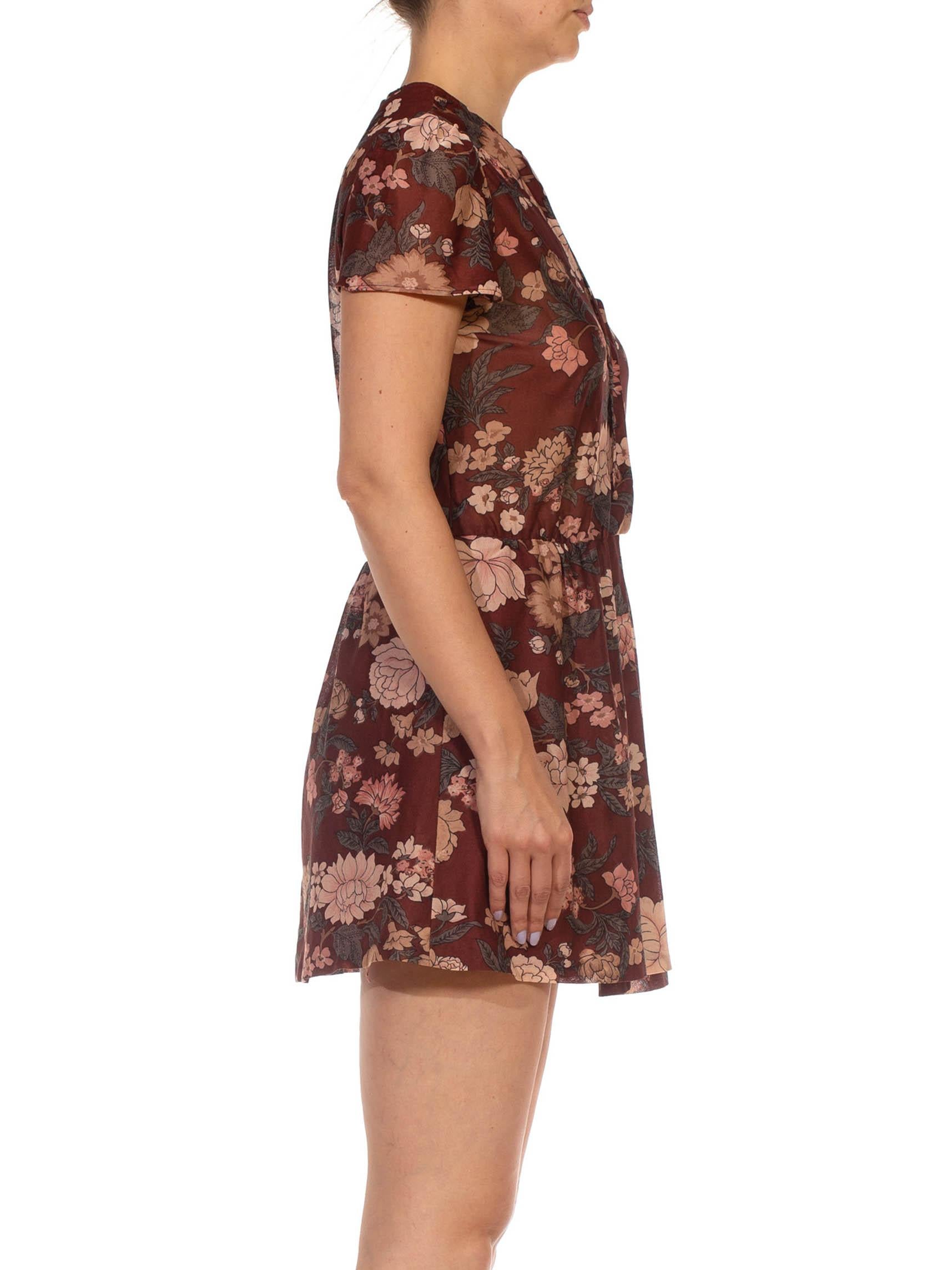 Marron Bourgogne des années 1970  Robe à manches courtes en polyester imprimé floral avec taille élastique en vente