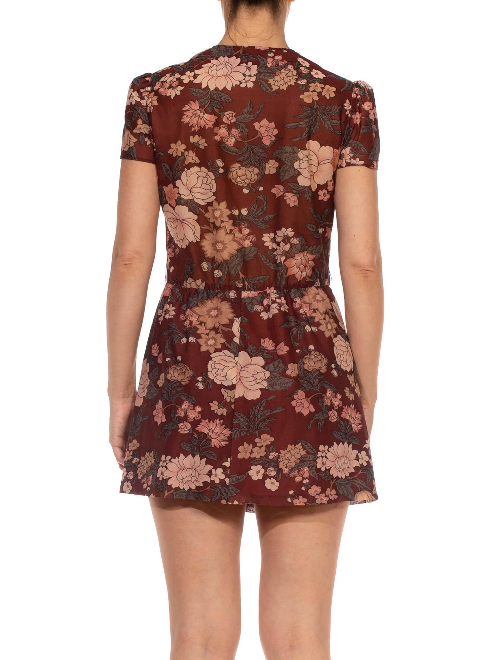 Bourgogne des années 1970  Robe à manches courtes en polyester imprimé floral avec taille élastique Pour femmes en vente