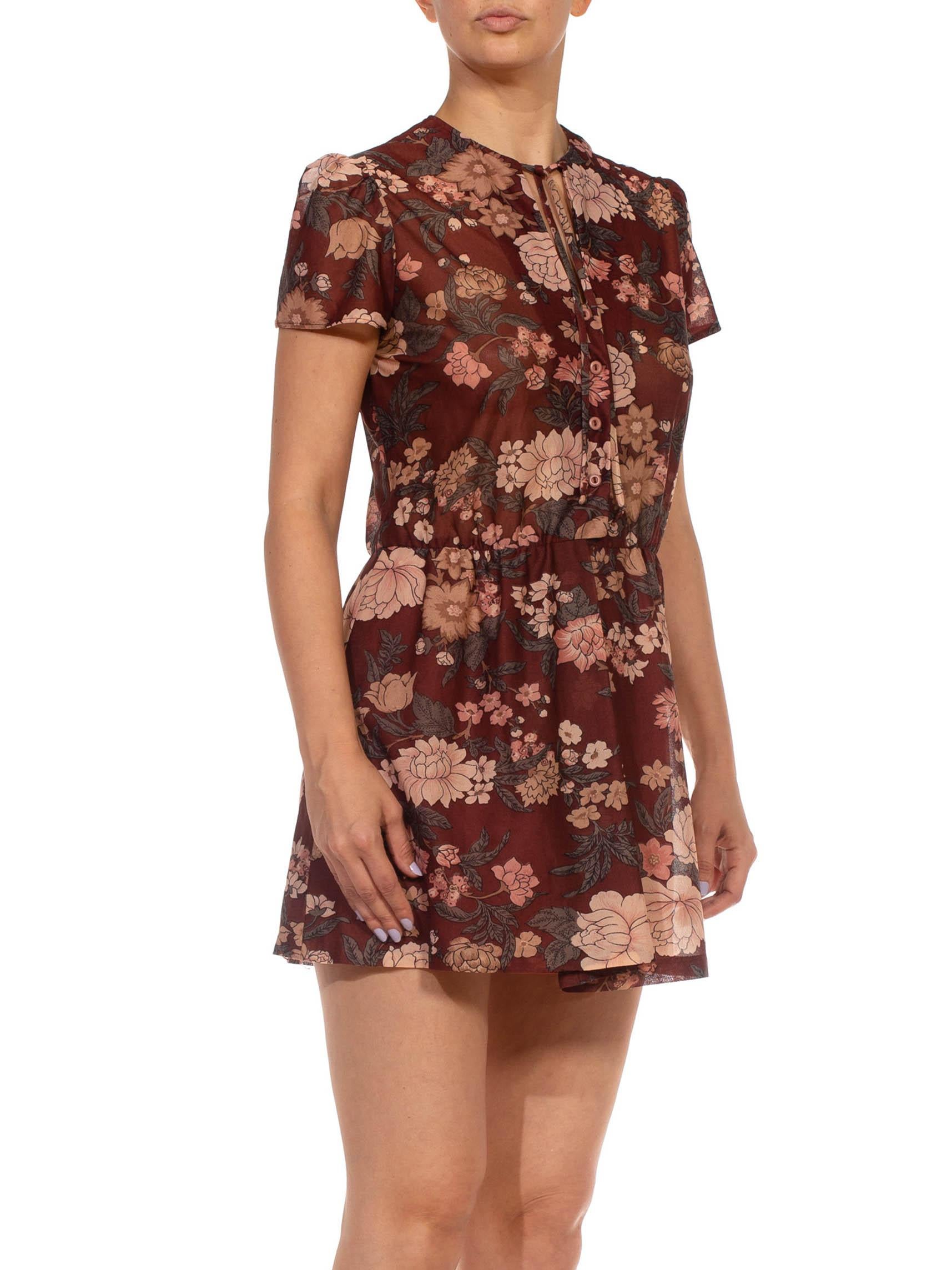 Bourgogne des années 1970  Robe à manches courtes en polyester imprimé floral avec taille élastique en vente 1