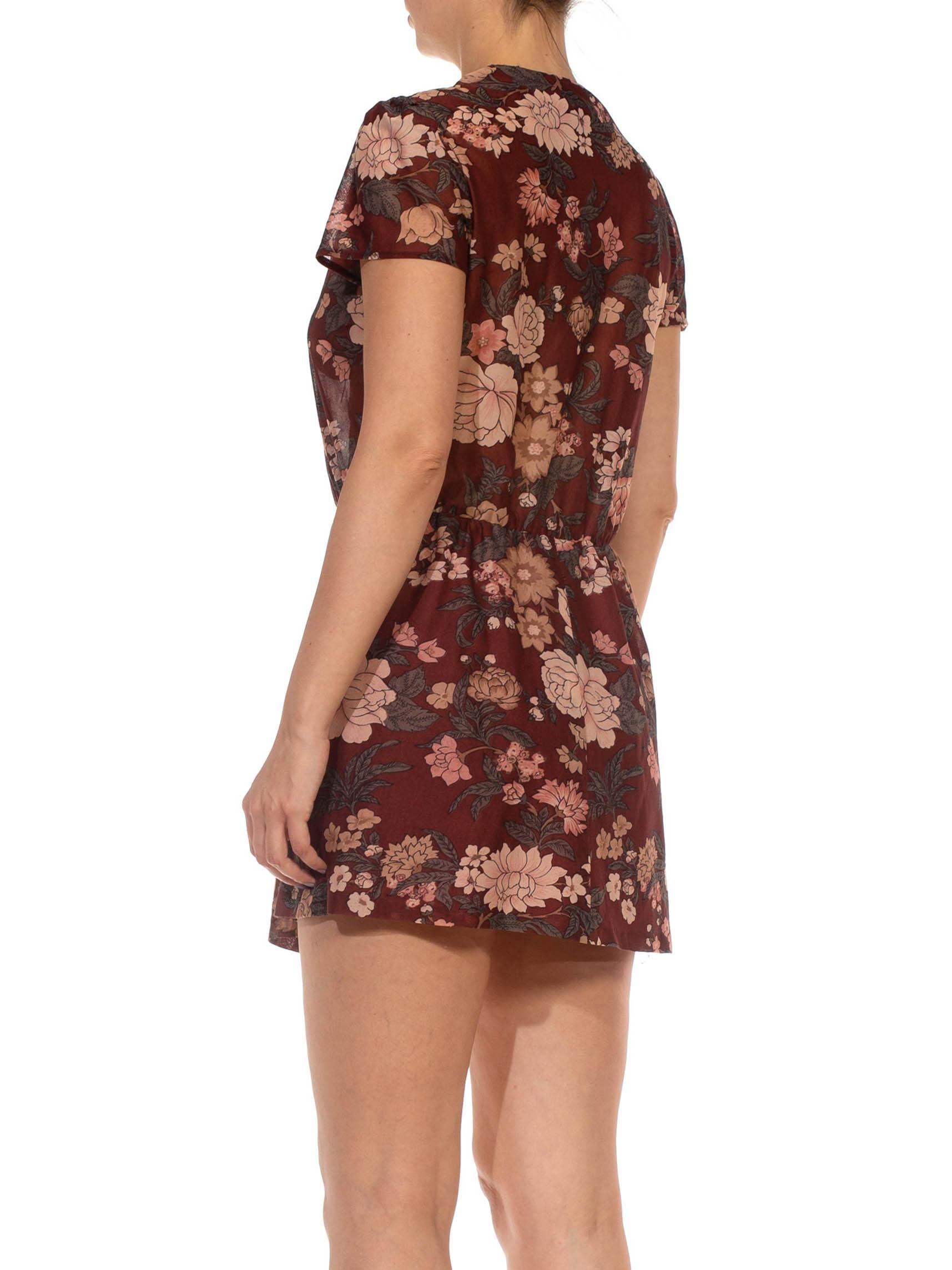 Bourgogne des années 1970  Robe à manches courtes en polyester imprimé floral avec taille élastique en vente 2