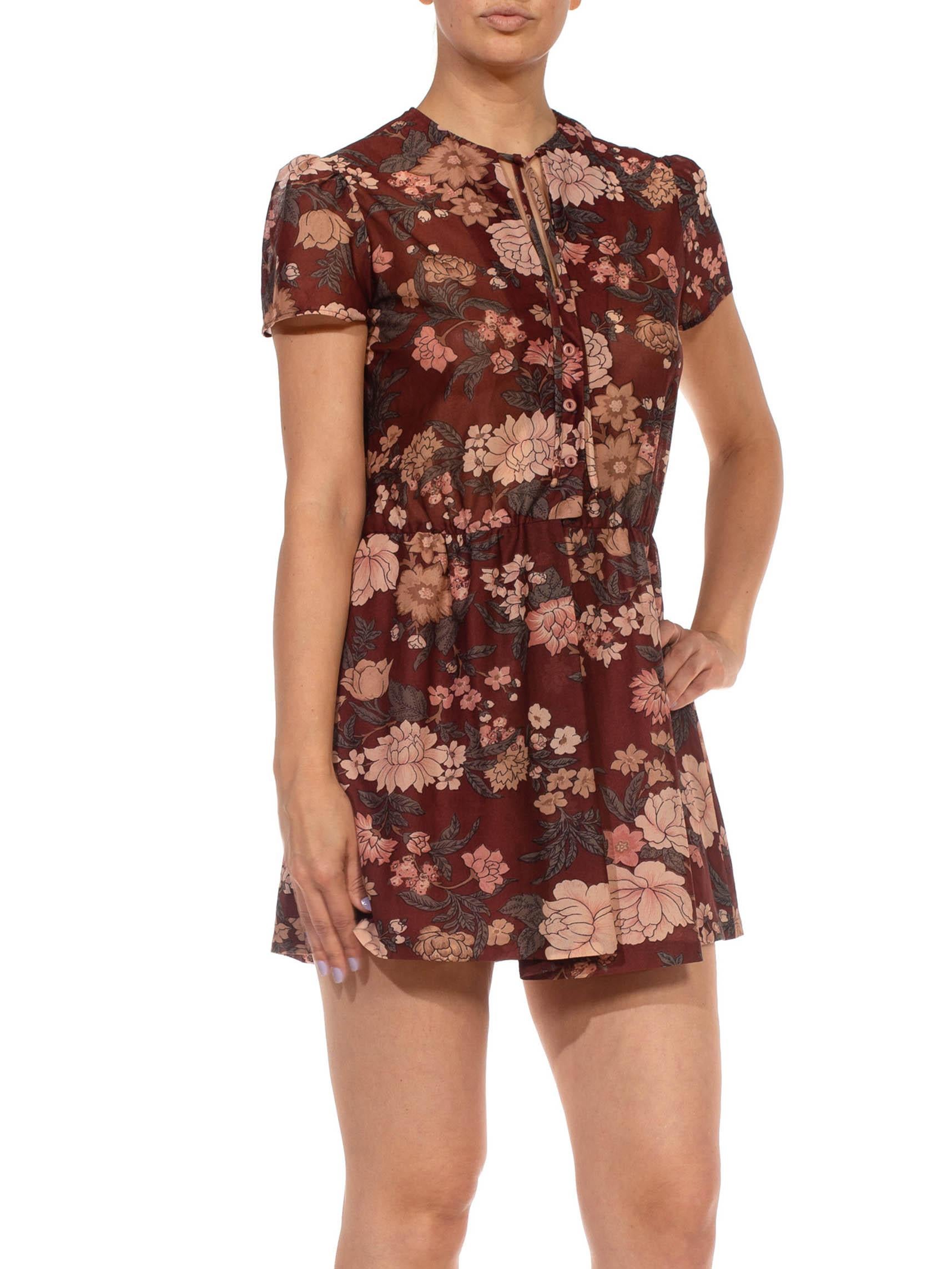 Bourgogne des années 1970  Robe à manches courtes en polyester imprimé floral avec taille élastique en vente 3