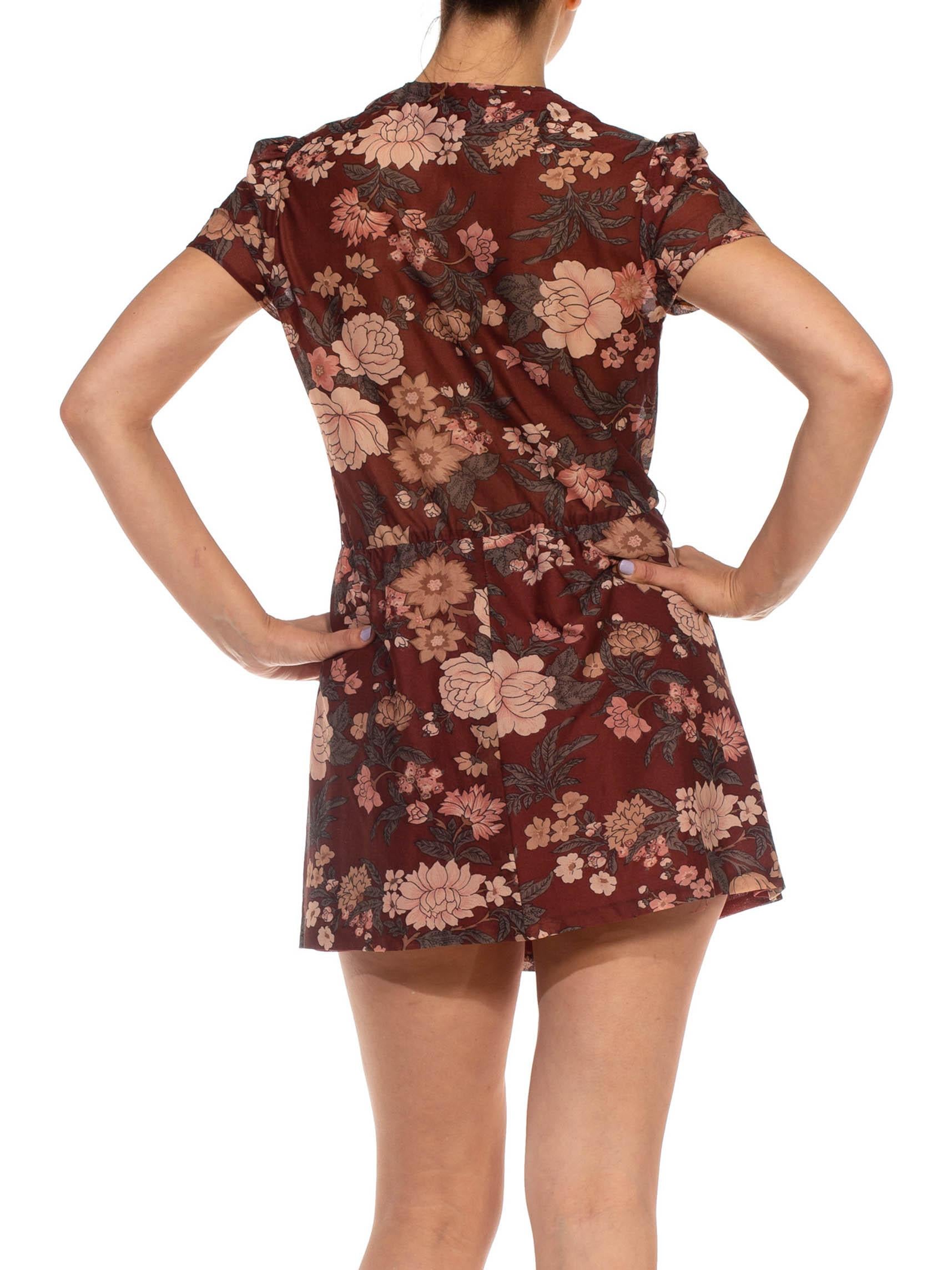 Bourgogne des années 1970  Robe à manches courtes en polyester imprimé floral avec taille élastique en vente 4