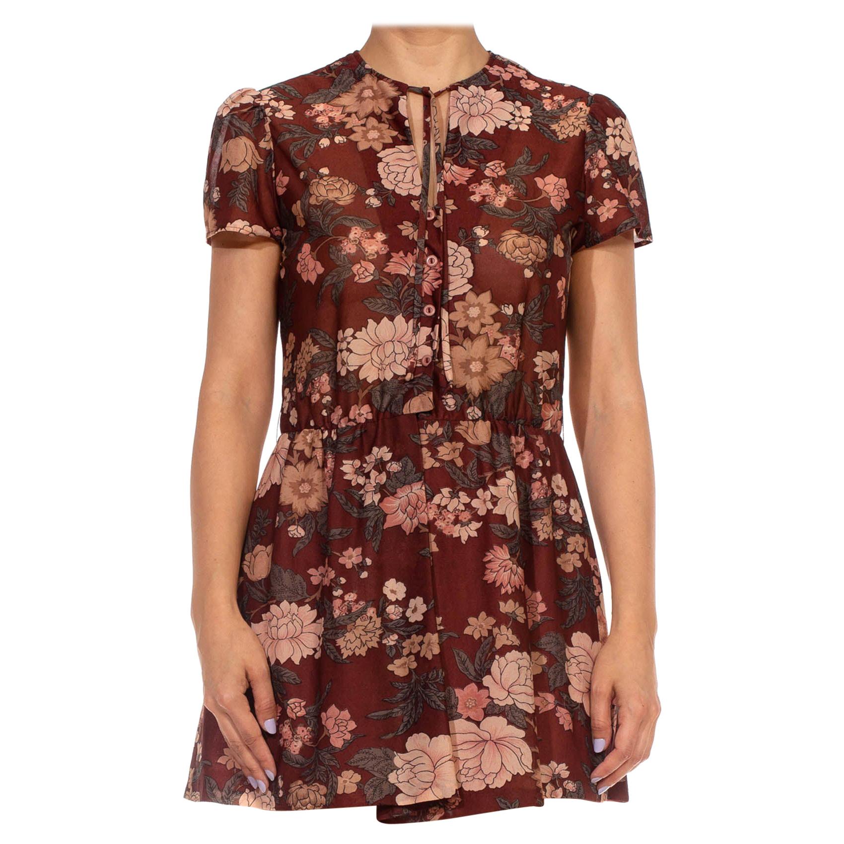 Bourgogne des années 1970  Robe à manches courtes en polyester imprimé floral avec taille élastique