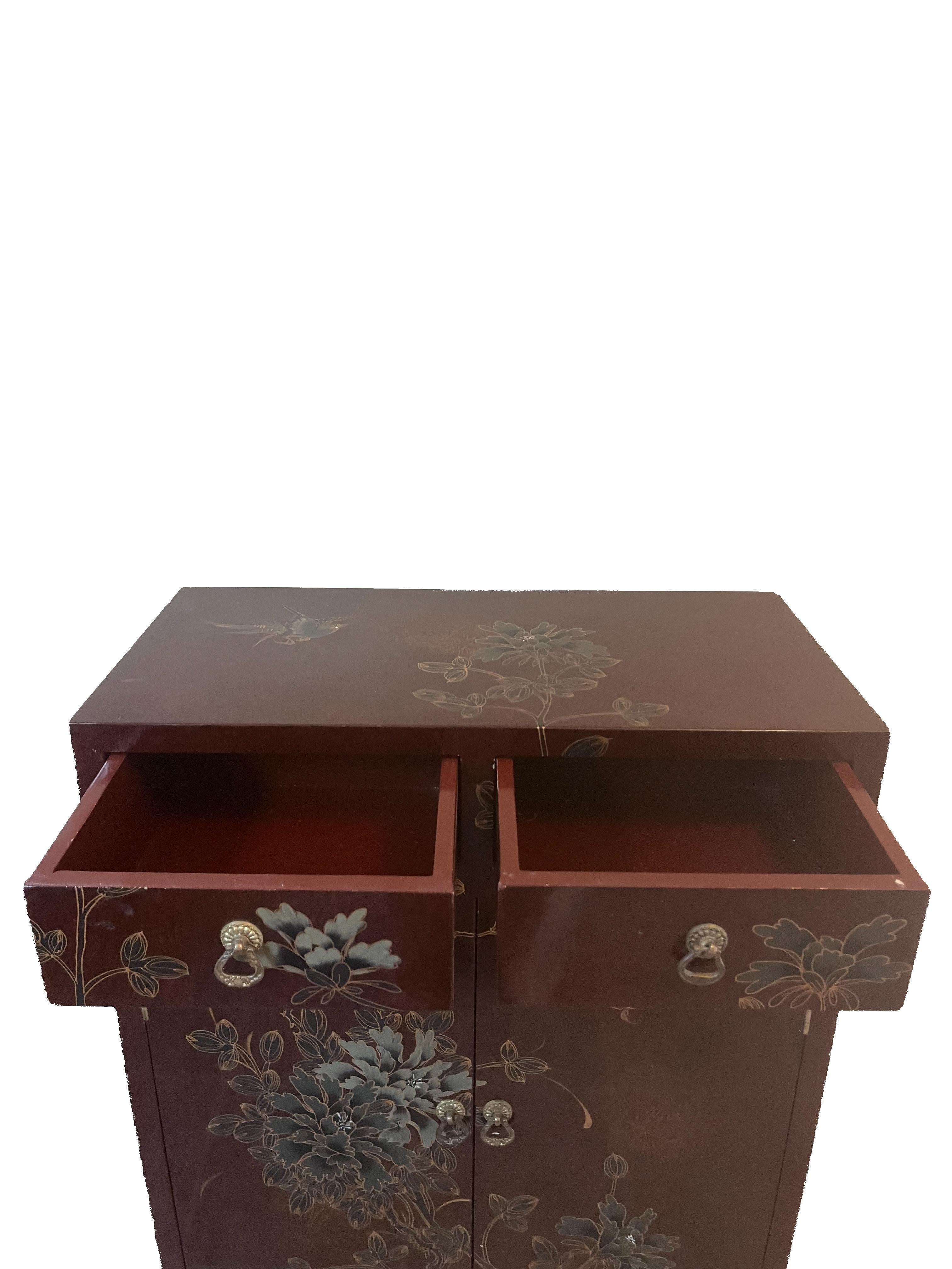 Chinoiseries 1970s Burgundy Lacquered Wood Hall Cabinet Chinoiserie en vente