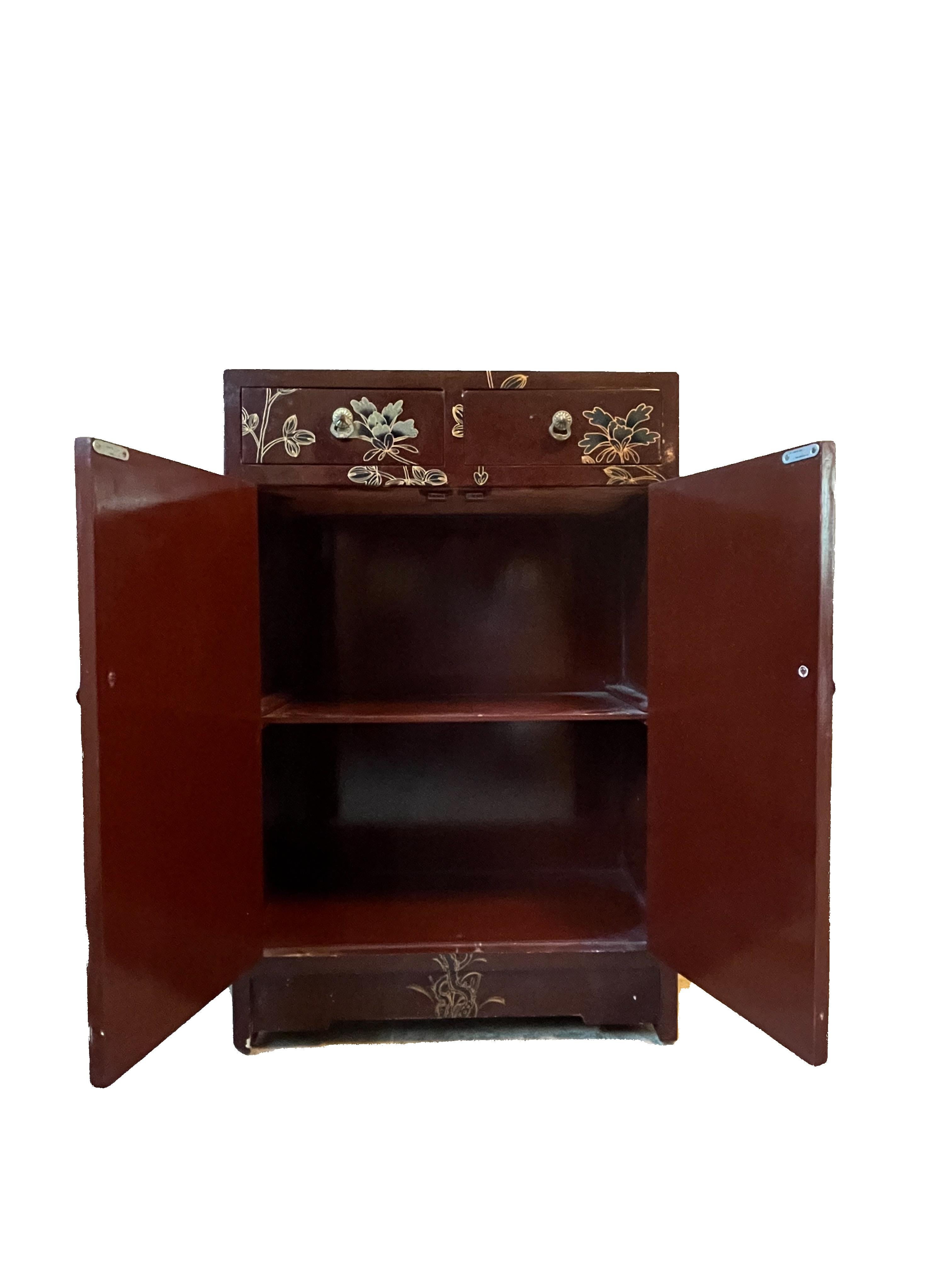 Laqué 1970s Burgundy Lacquered Wood Hall Cabinet Chinoiserie en vente