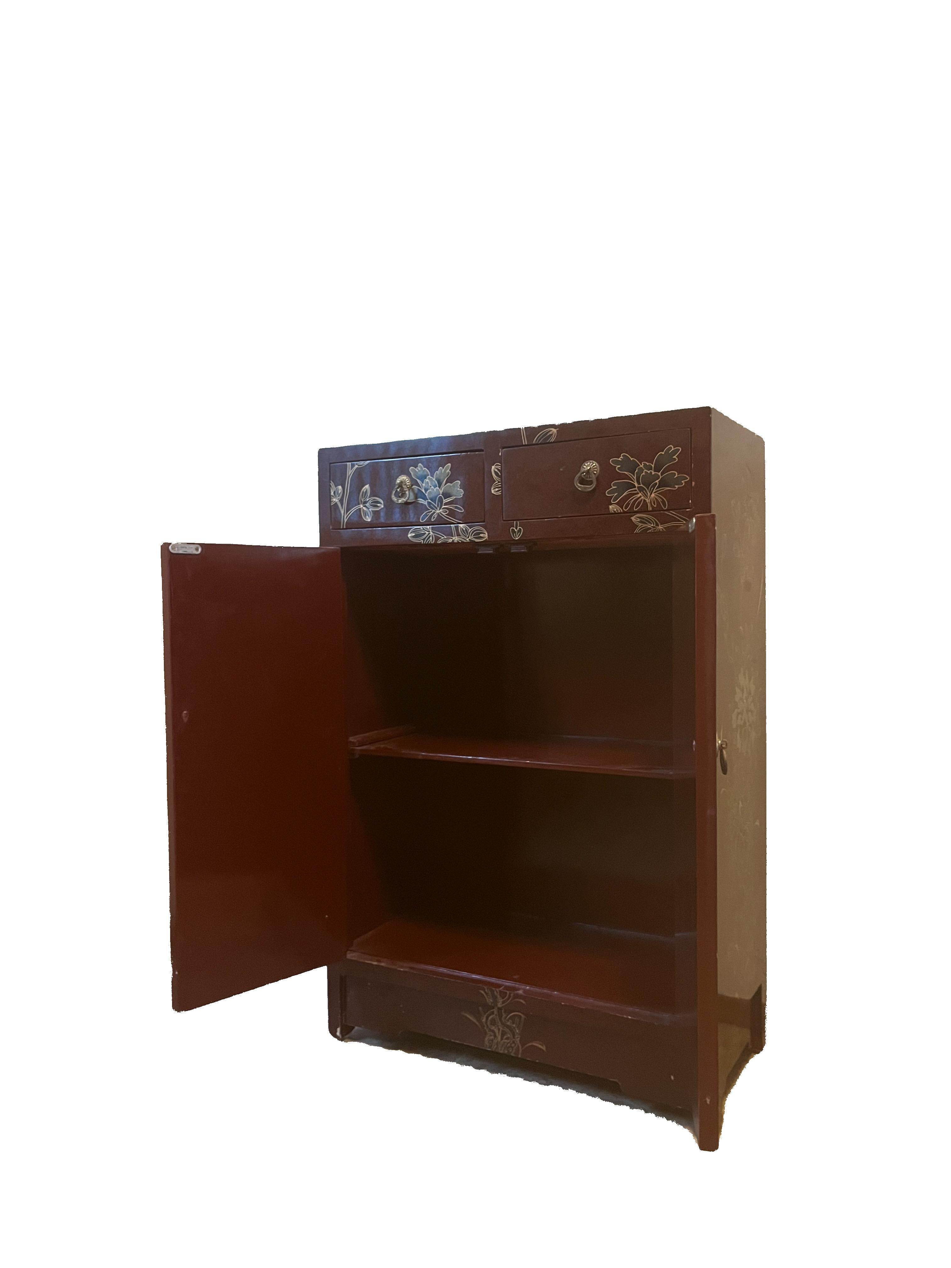 1970s Burgundy Lacquered Wood Hall Cabinet Chinoiserie Bon état - En vente à San Gabriel, CA