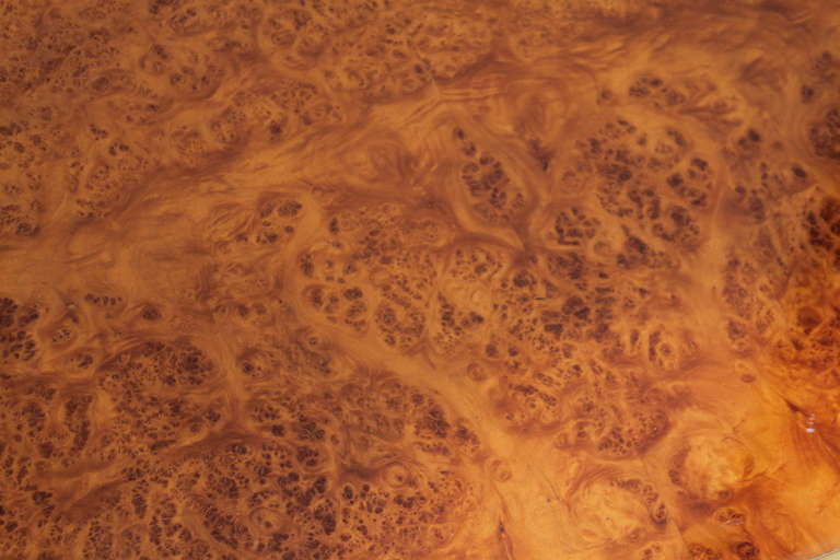 Fin du 20e siècle Table d'appoint en bois de ronce et laiton des années 1970 en vente