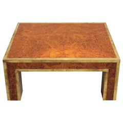 Mesa auxiliar de madera burl y latón de los años 70