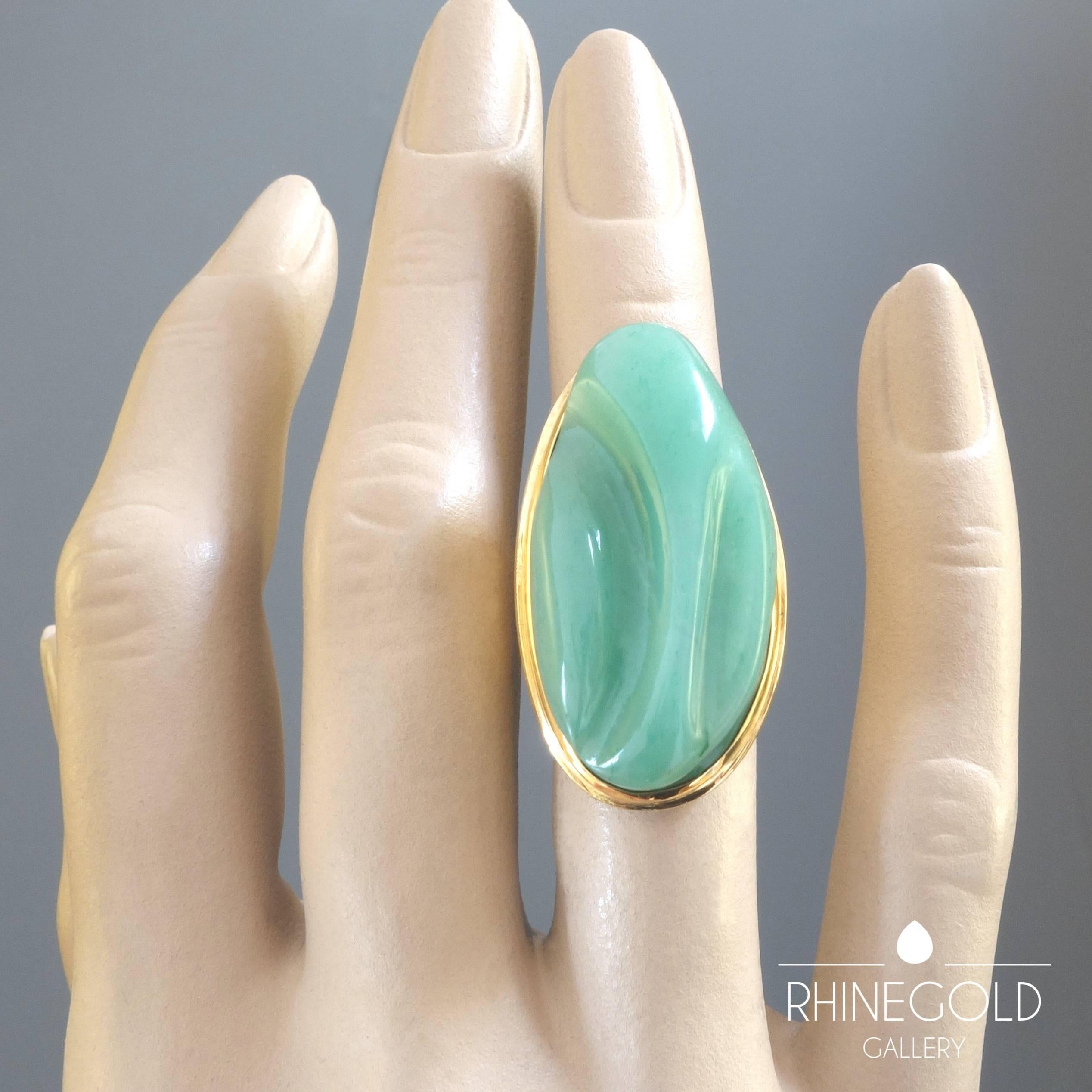 1970s Burle Marx Forma Livre Huge Modernist Chrysoprase Gold Cocktail Ring
18k yellow gold, chrysoprase
Ring head 3.5 cm by 2.5 cm (approx. 1 3/8” by 1”)
Ring size: Ø 15.9 mm = EU 50 / US 5+ / ASIA 9
Weight approx. 21 grams
Marks: maker’s marks (on