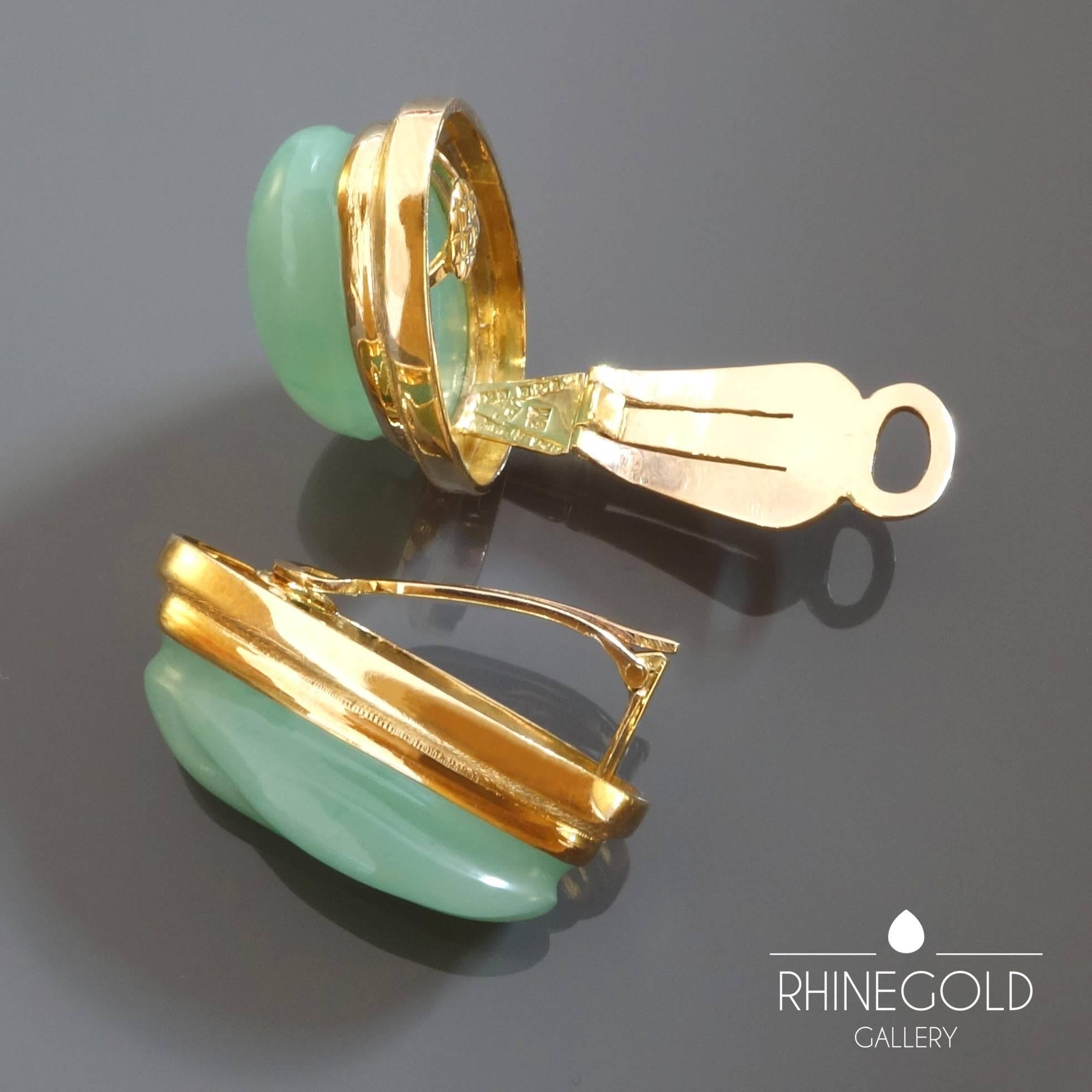 Modernist 1970s Burle Marx Forma Livre Jade Green Chrysoprase Gold Clip-On Earrings For Sale