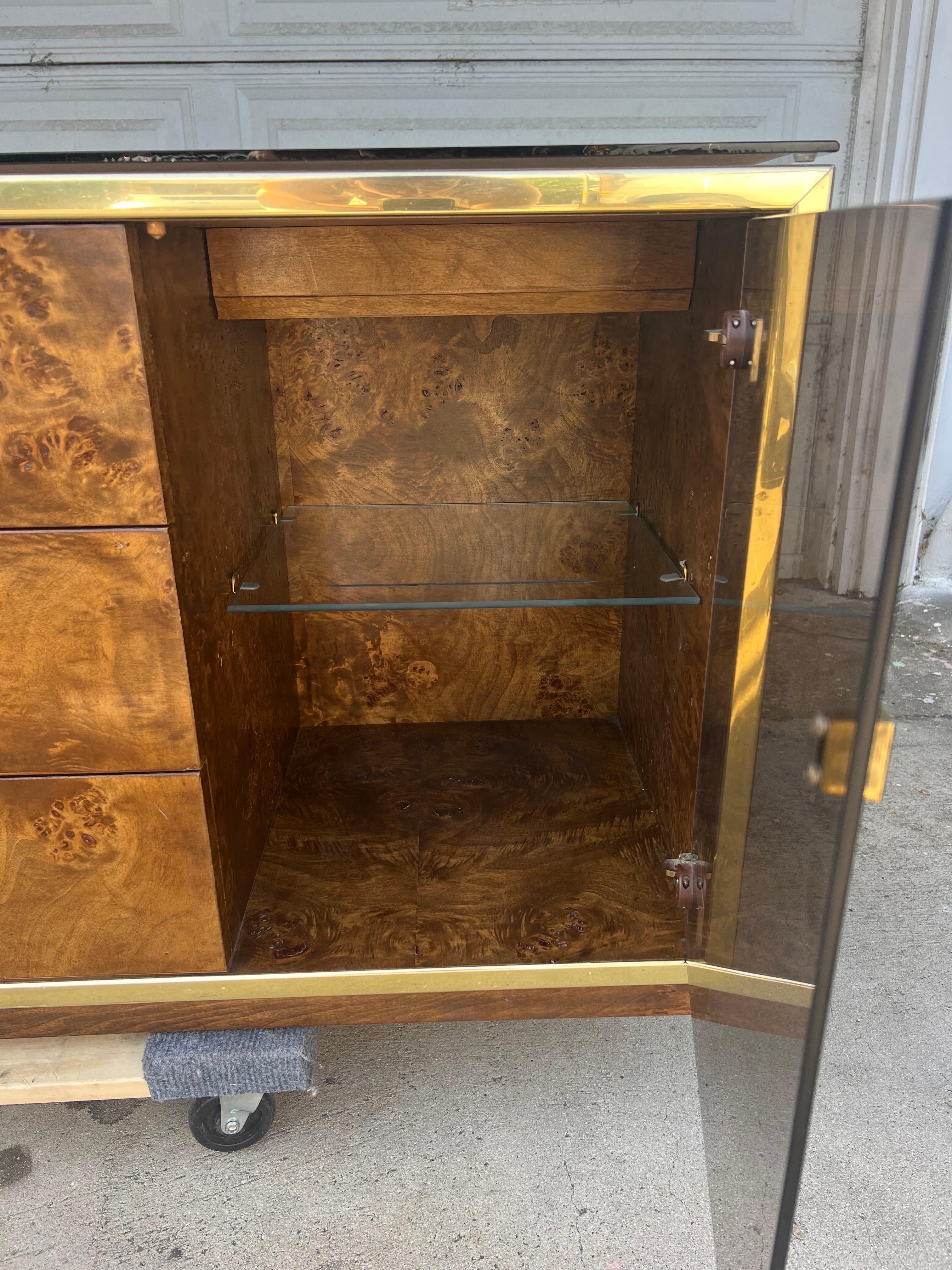 1970s Burlwood and Brass Dressing Credenza in the manner of Milo Baughman In Good Condition In Los Angeles, CA