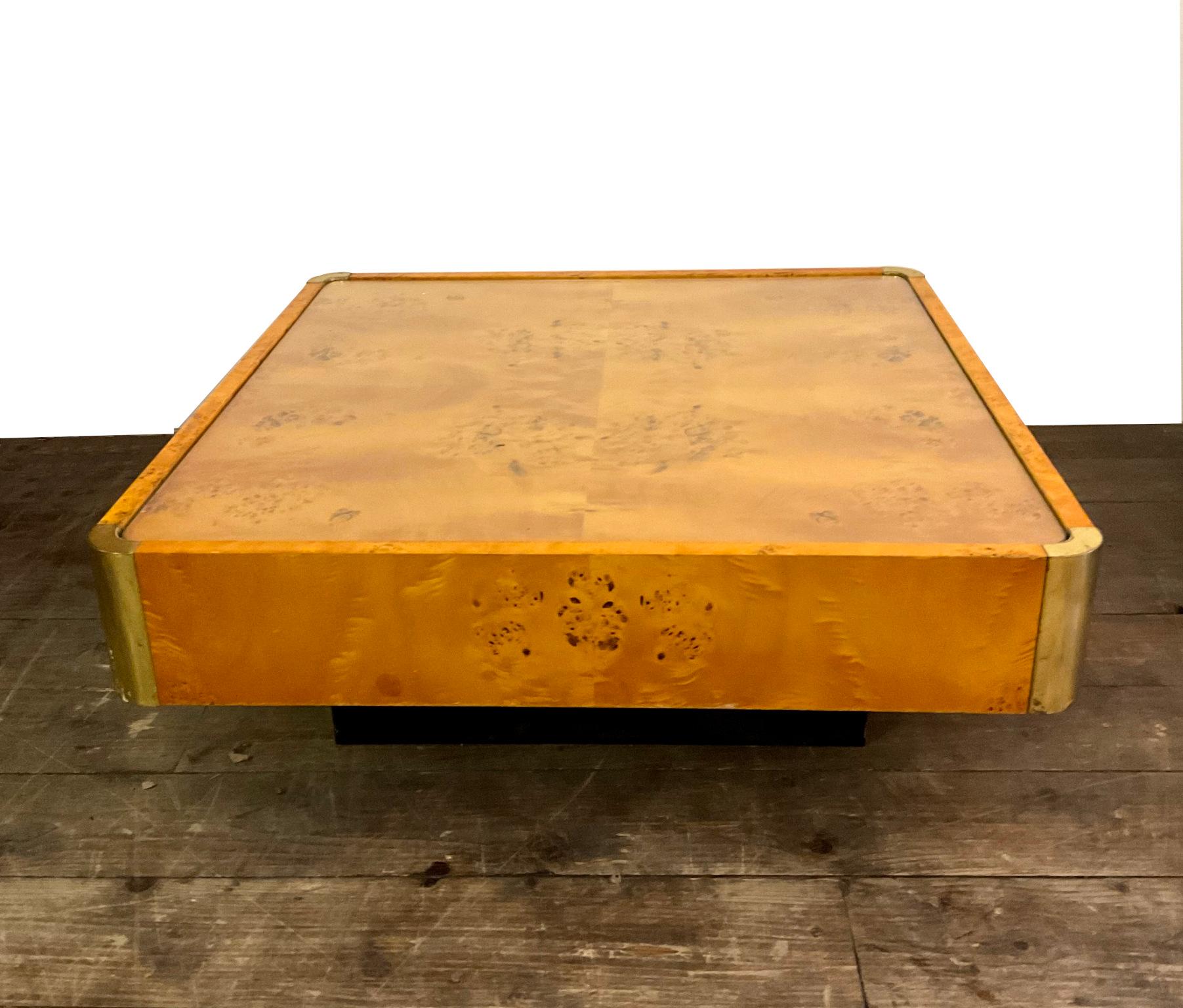 Italian coffee table from the 1970s in burlwood edited by Mario Sabot in the spirit of the creations of Willy Rizzo with whom he was associated for some of these pieces. Including a glass top.