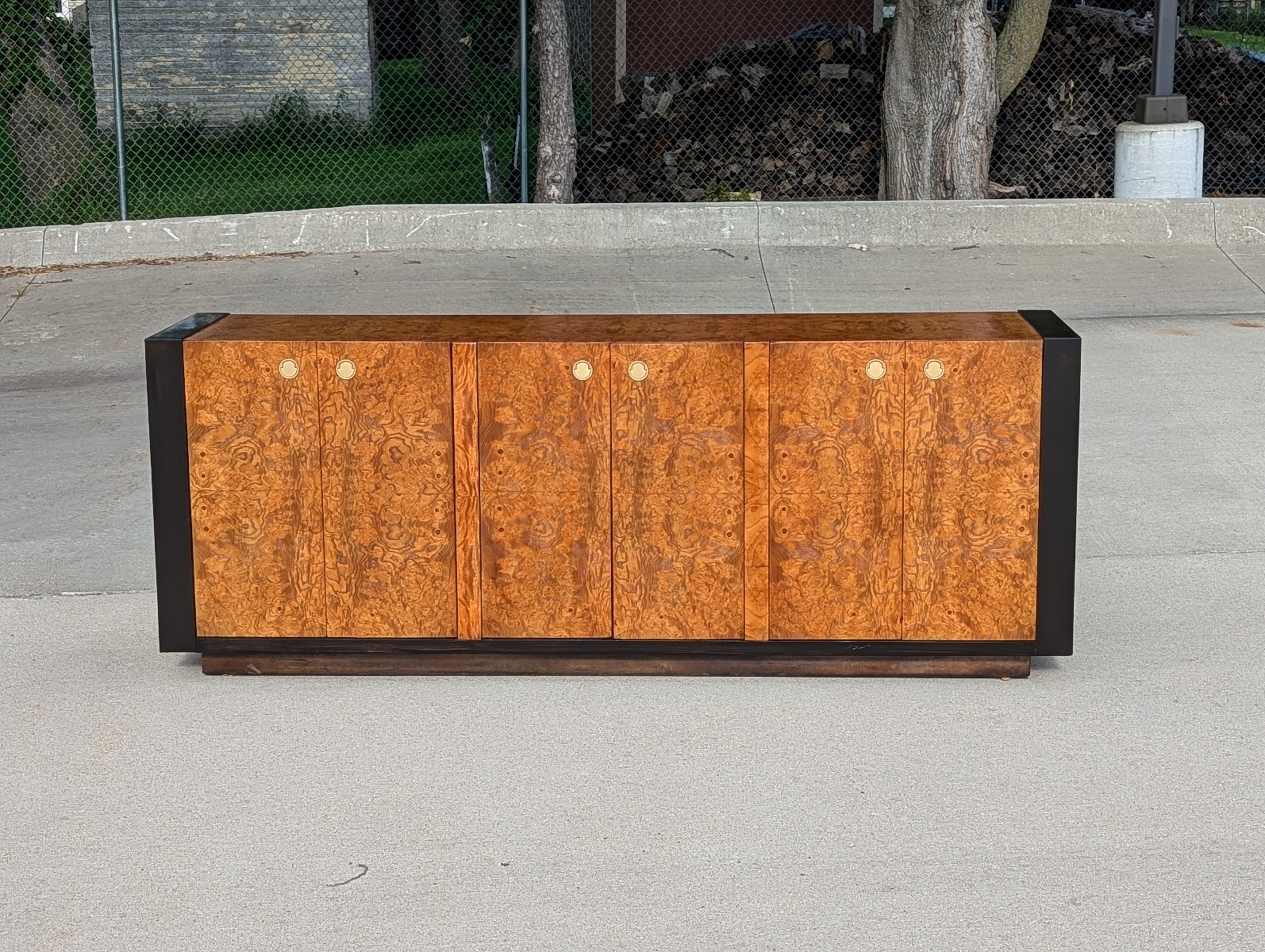 Crédence en bois de bourgogne des années 1970 Bon état à Cedar Falls, IA