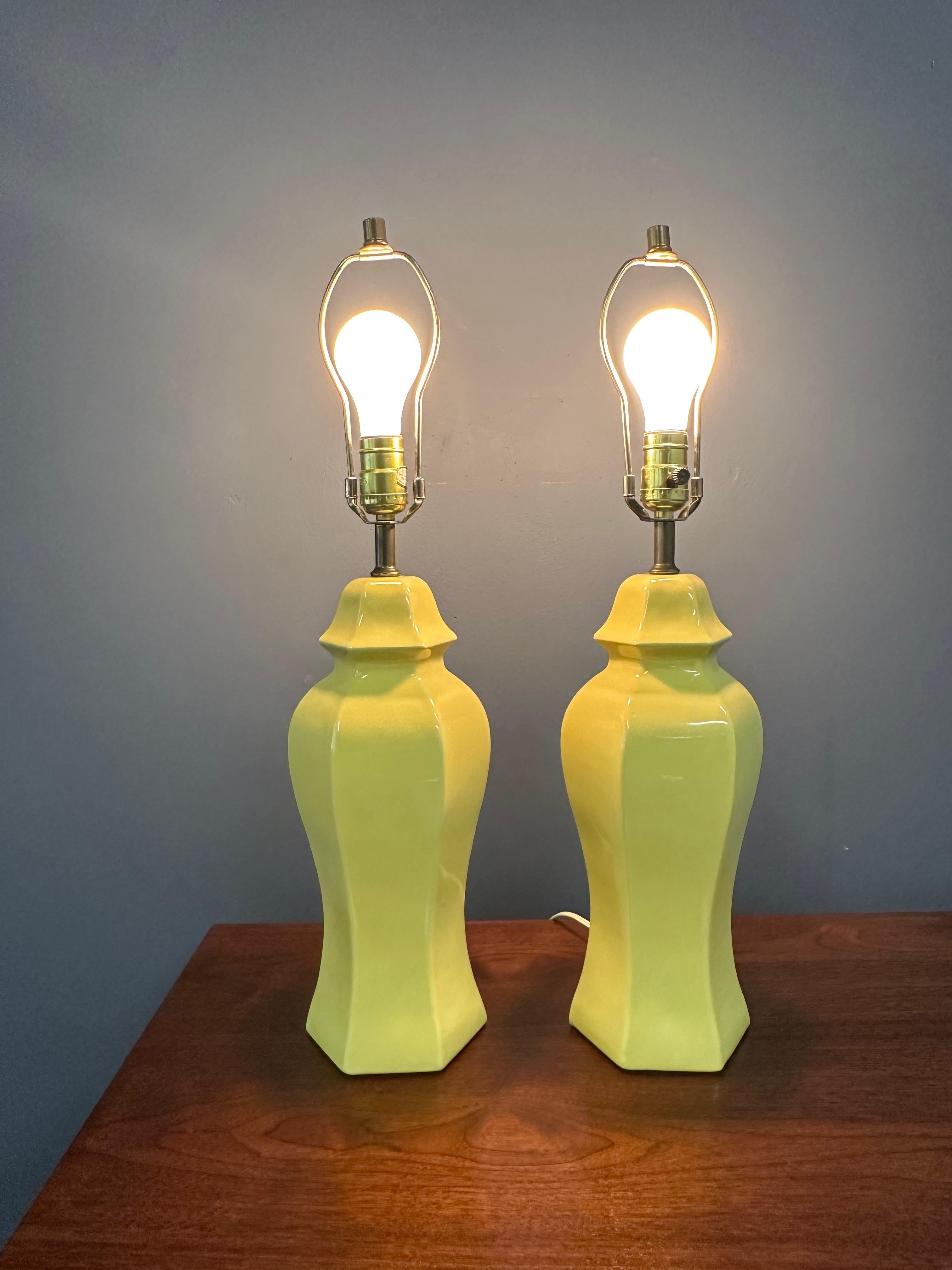 Ajoutez une touche de glamour vintage à votre espace avec ces lampes de table Chinoiserie jaune beurre des années 1970 de C.I.C. Burman Co. Ces pièces du milieu du siècle présentent des designs complexes et une couleur jaune unique qui rehaussera