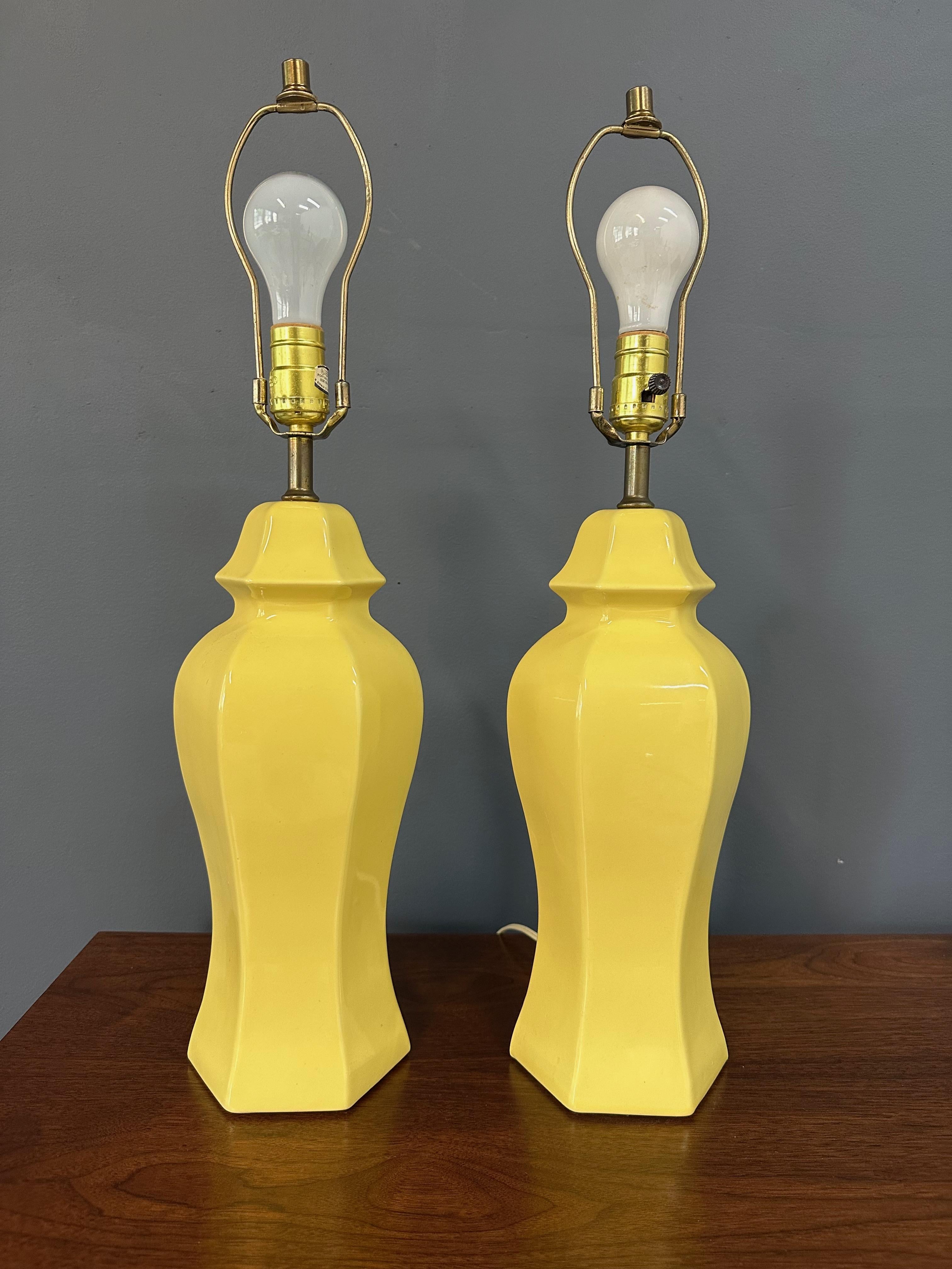 Chinoiseries Paire de lampes de bureau chinoiseries en céramique jaune poterie des années 1970 en vente