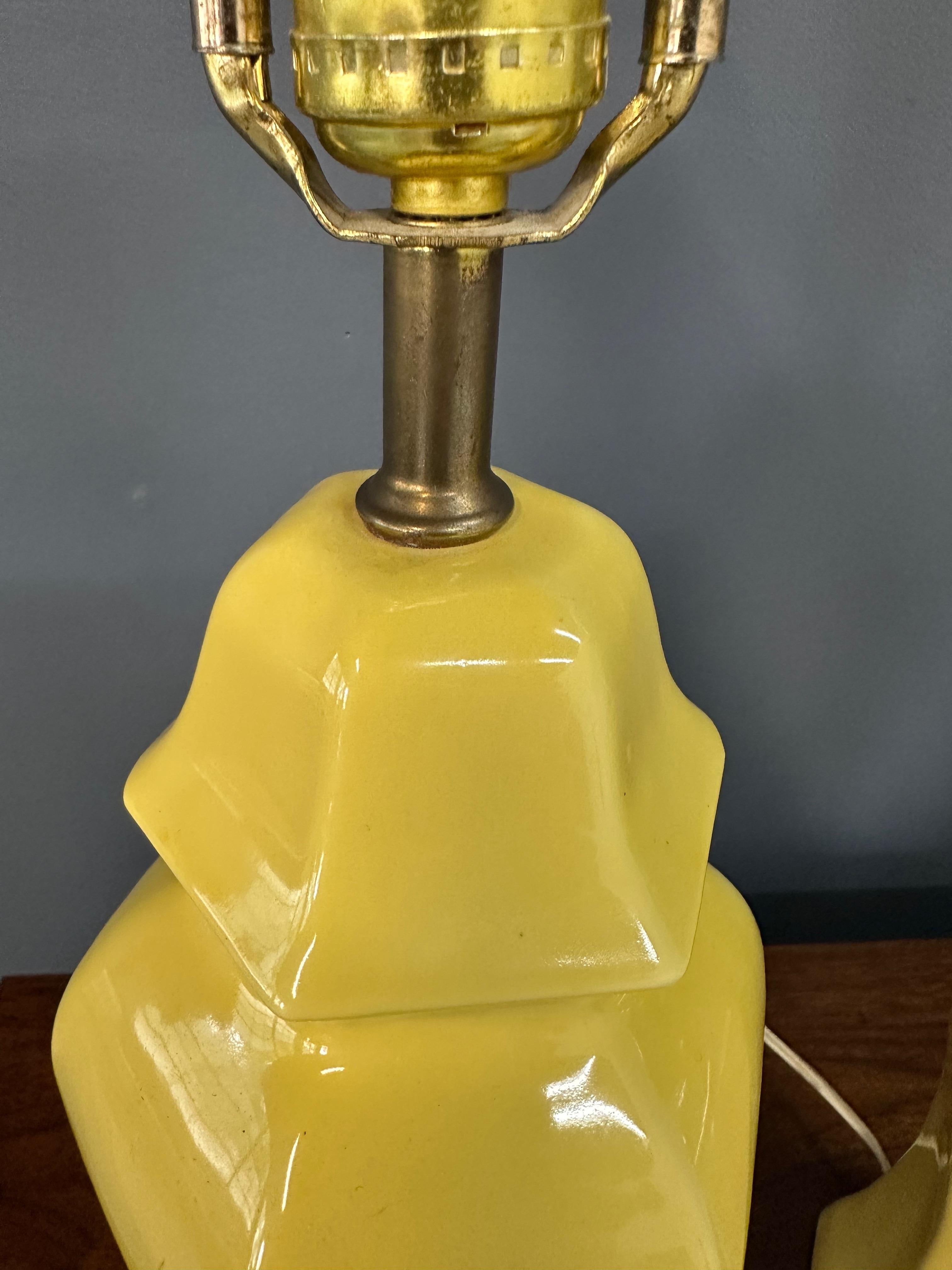 Nord-américain Paire de lampes de bureau chinoiseries en céramique jaune poterie des années 1970 en vente