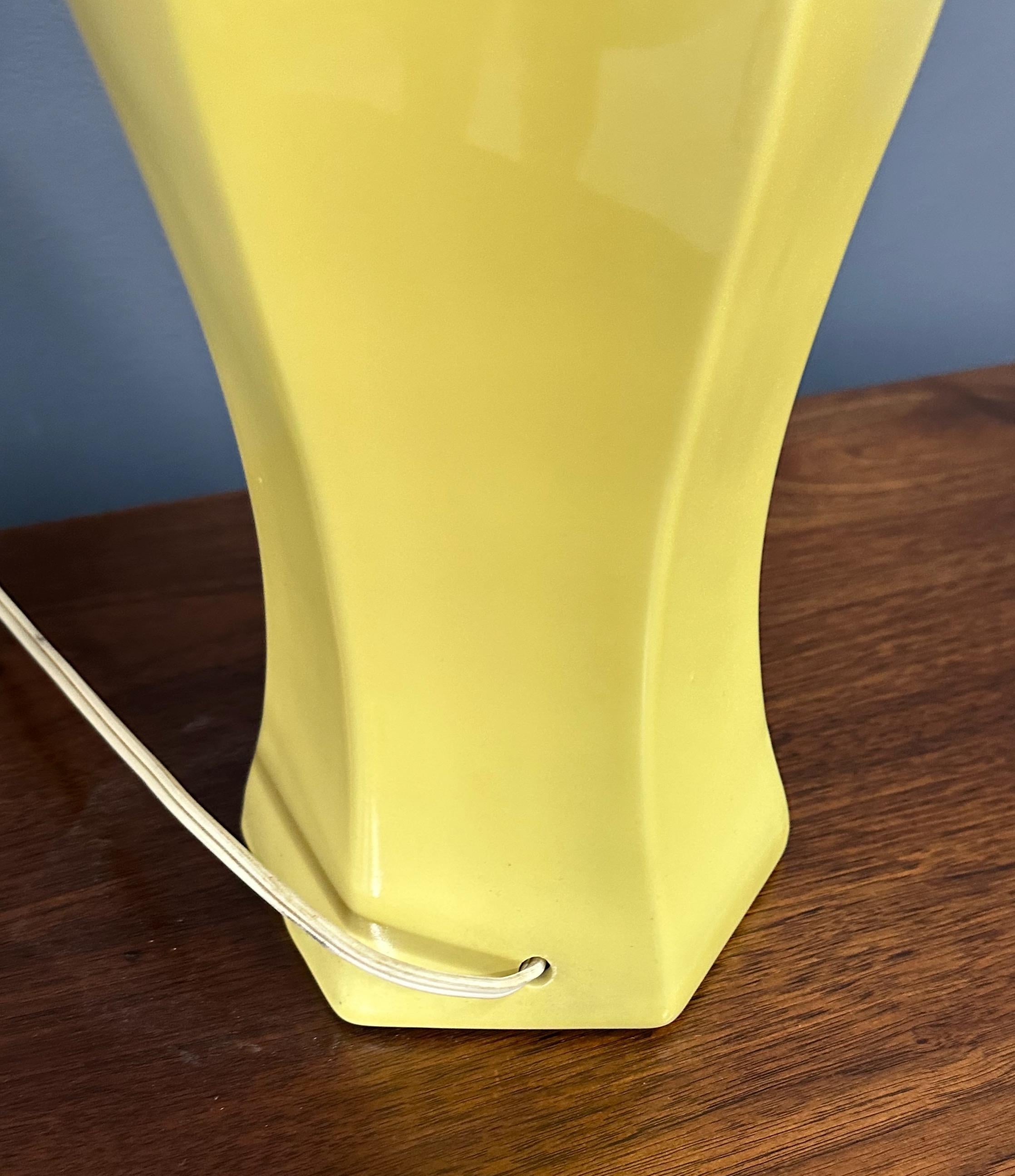 20ième siècle Paire de lampes de bureau chinoiseries en céramique jaune poterie des années 1970 en vente
