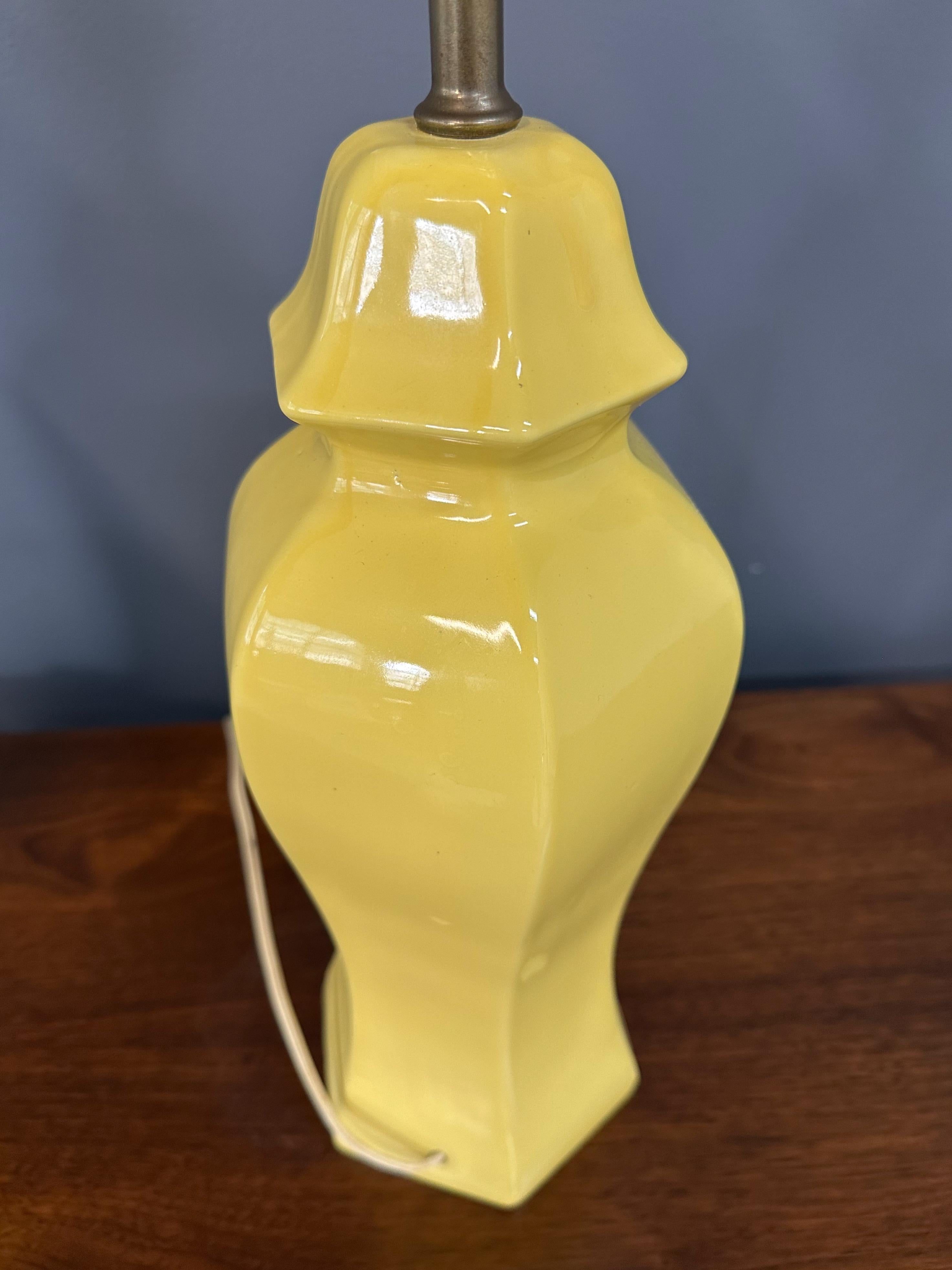 Céramique Paire de lampes de bureau chinoiseries en céramique jaune poterie des années 1970 en vente