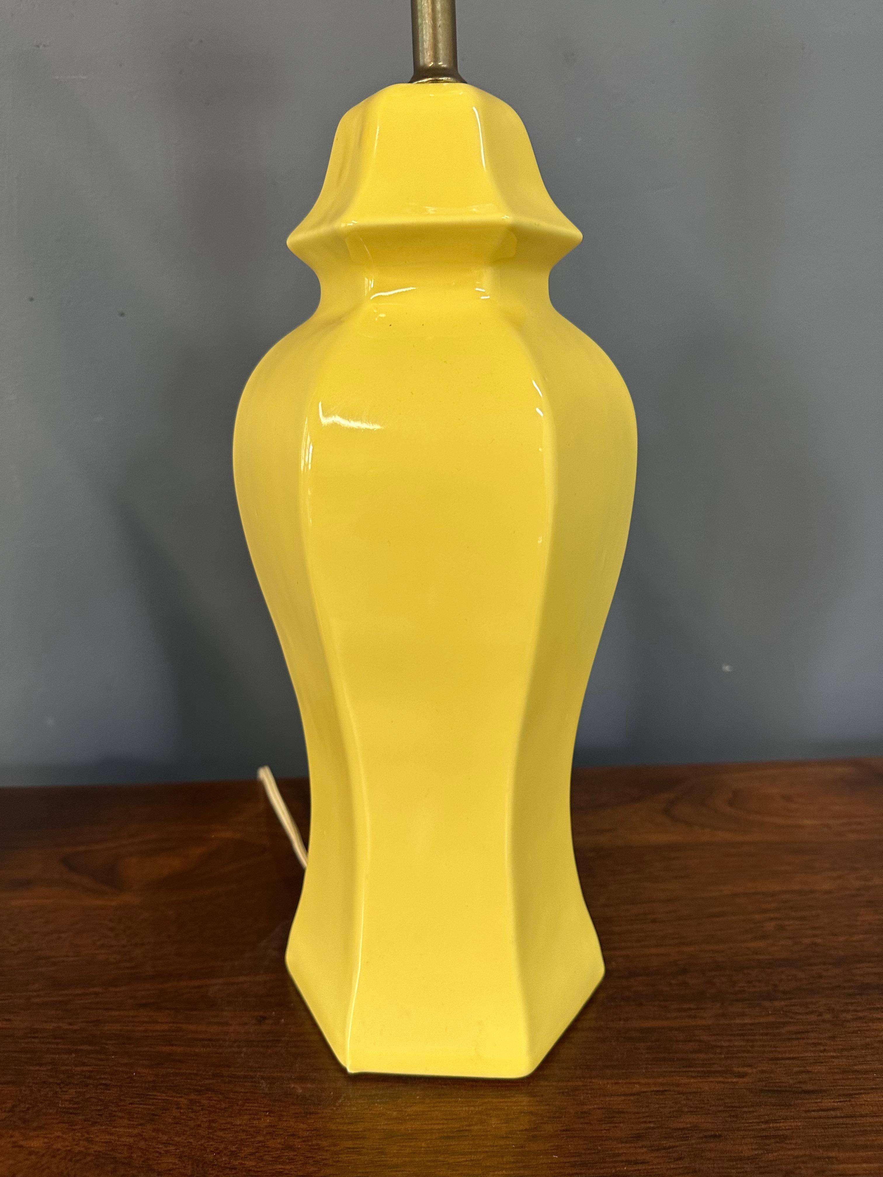 Paire de lampes de bureau chinoiseries en céramique jaune poterie des années 1970 en vente 1