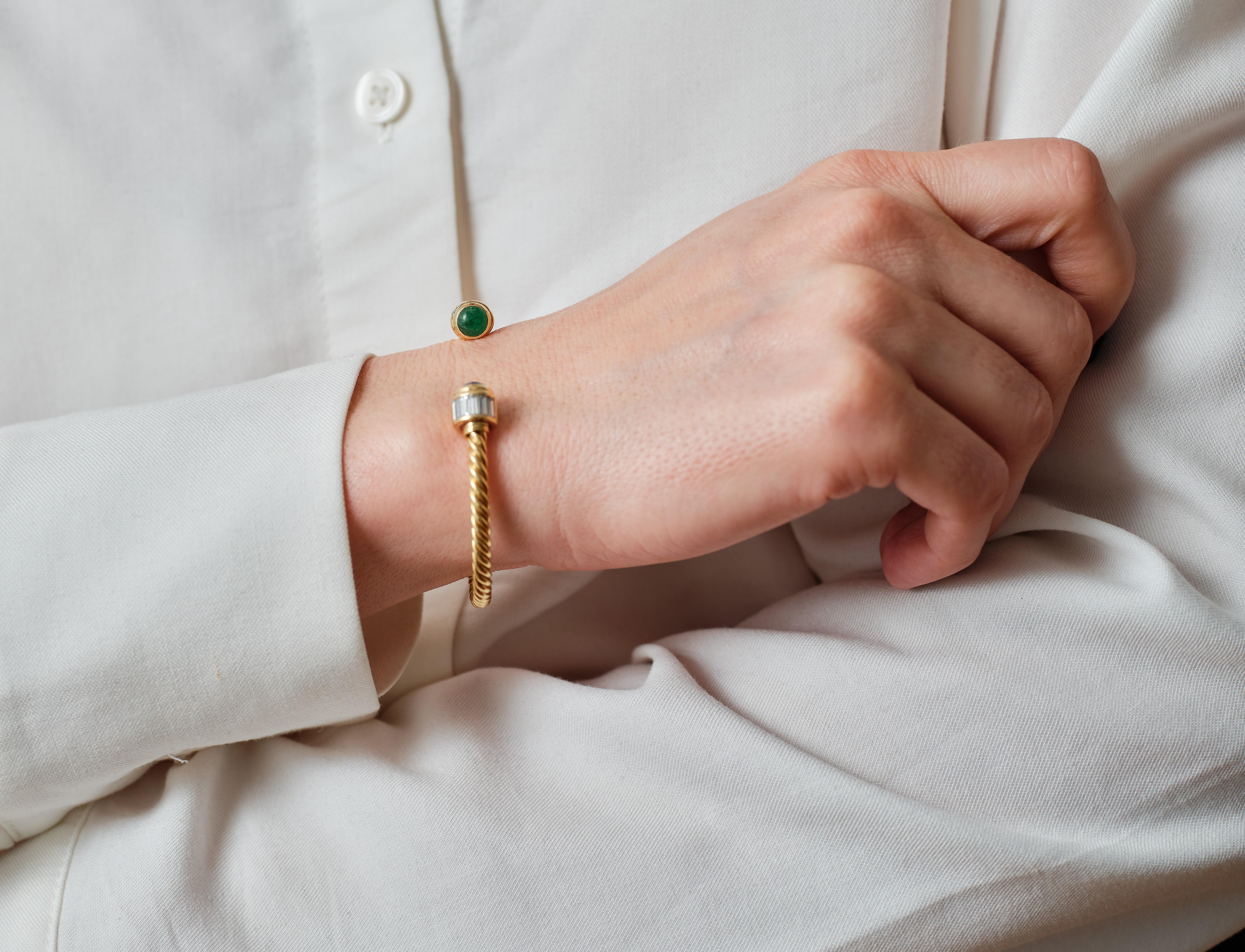 Moderne Bvlgari, bracelet « esclave » des années 1970 en or jaune 18 carats avec émeraudes, saphirs et diamants en vente